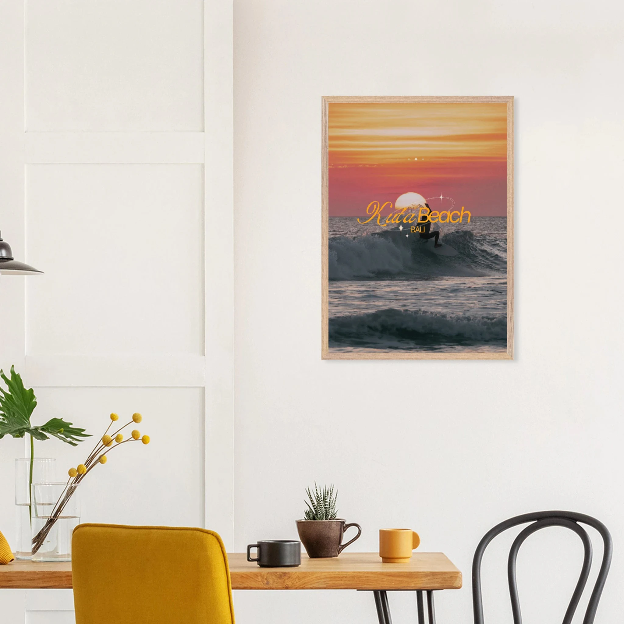 Kuta Beach, Bali (Indonesien) – Belebter Beachbreak im Süden Balis, klassischer Einsteiger-Spot mit weichen Wellen. Poster im Galerie-Holzrahmen.