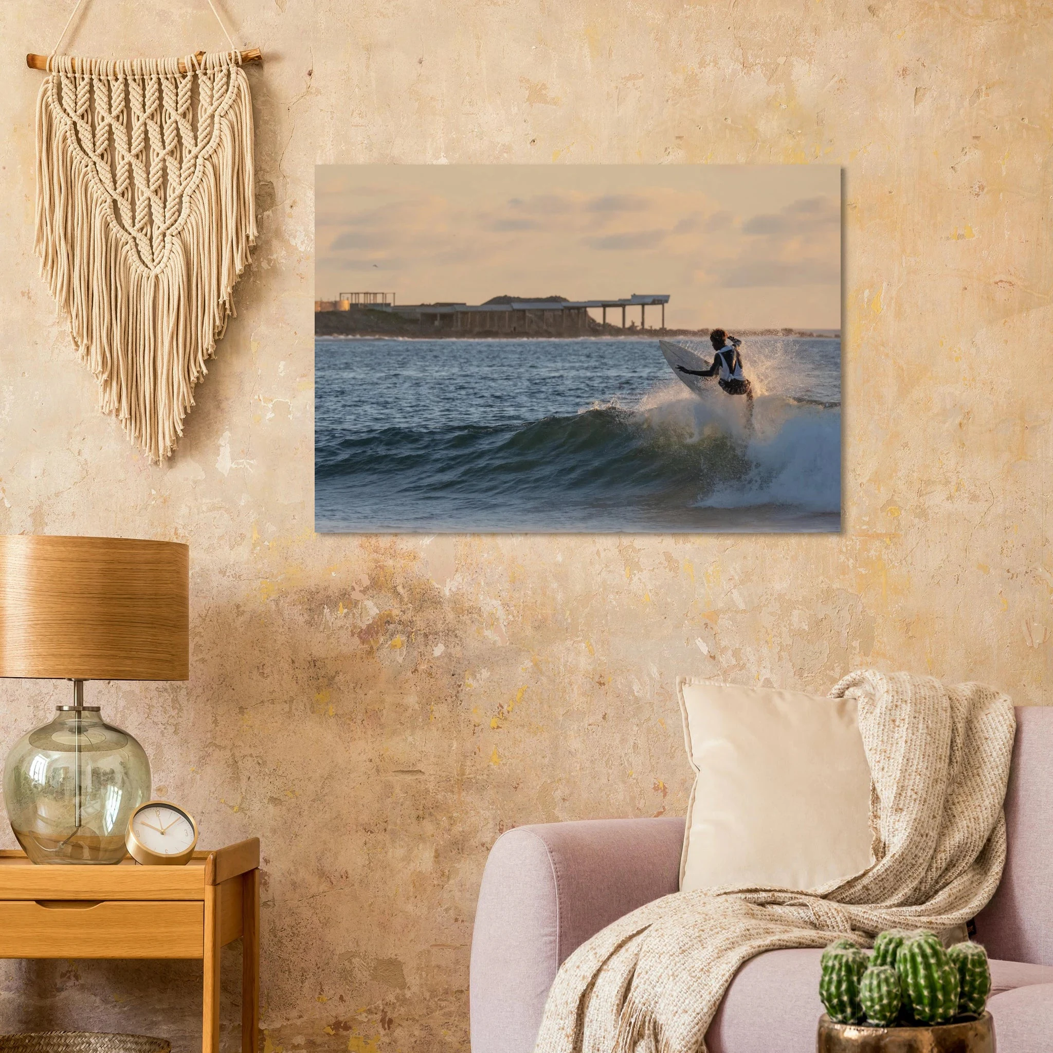 Busua, Ghana – Westafrikanisches Fischerdorf an der Goldküste mit konstantem Beachbreak und Surfschulen. Kunstdruck auf Alu-Dibond.