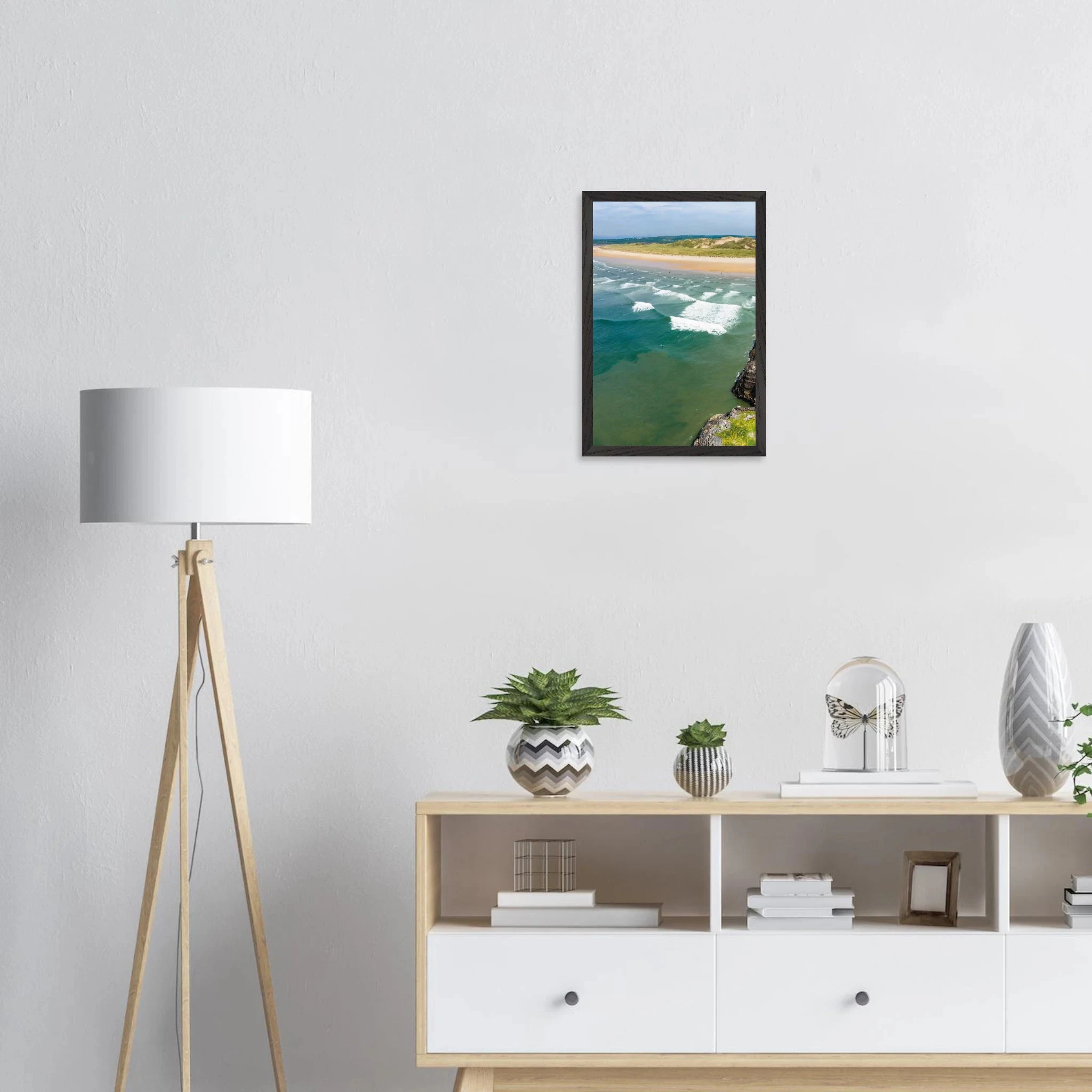 Bundoran, Irland – Atlantik-Surfspot in der Grafschaft Donegal mit Reefbreak The Peak und kaltem Wasser. Poster im Galerie-Holzrahmen.