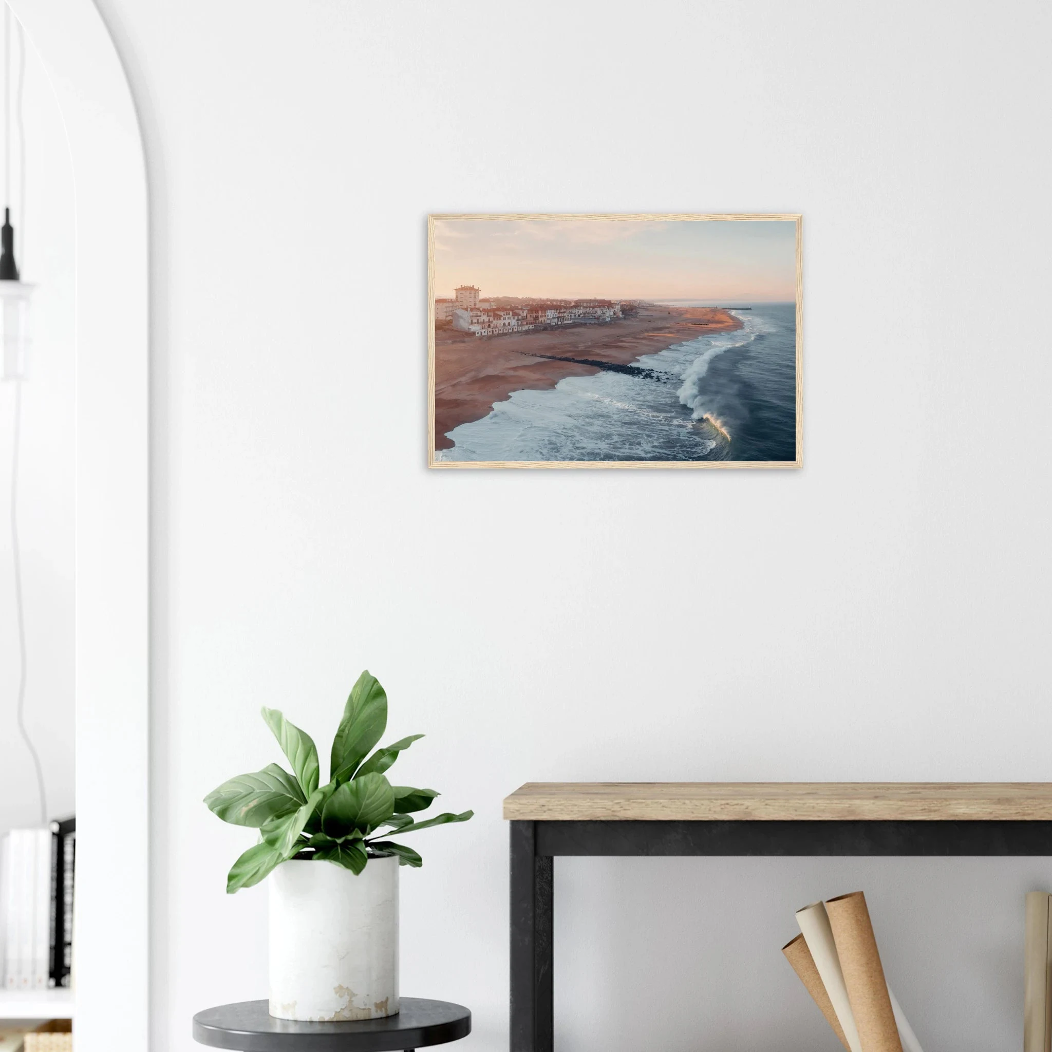 Hossegor, Frankreich – Beachbreak-Hotspot in den Landes, Austragungsort der WSL-Quiksilver-Pro-Wettkämpfe. Poster im Holzrahmen.