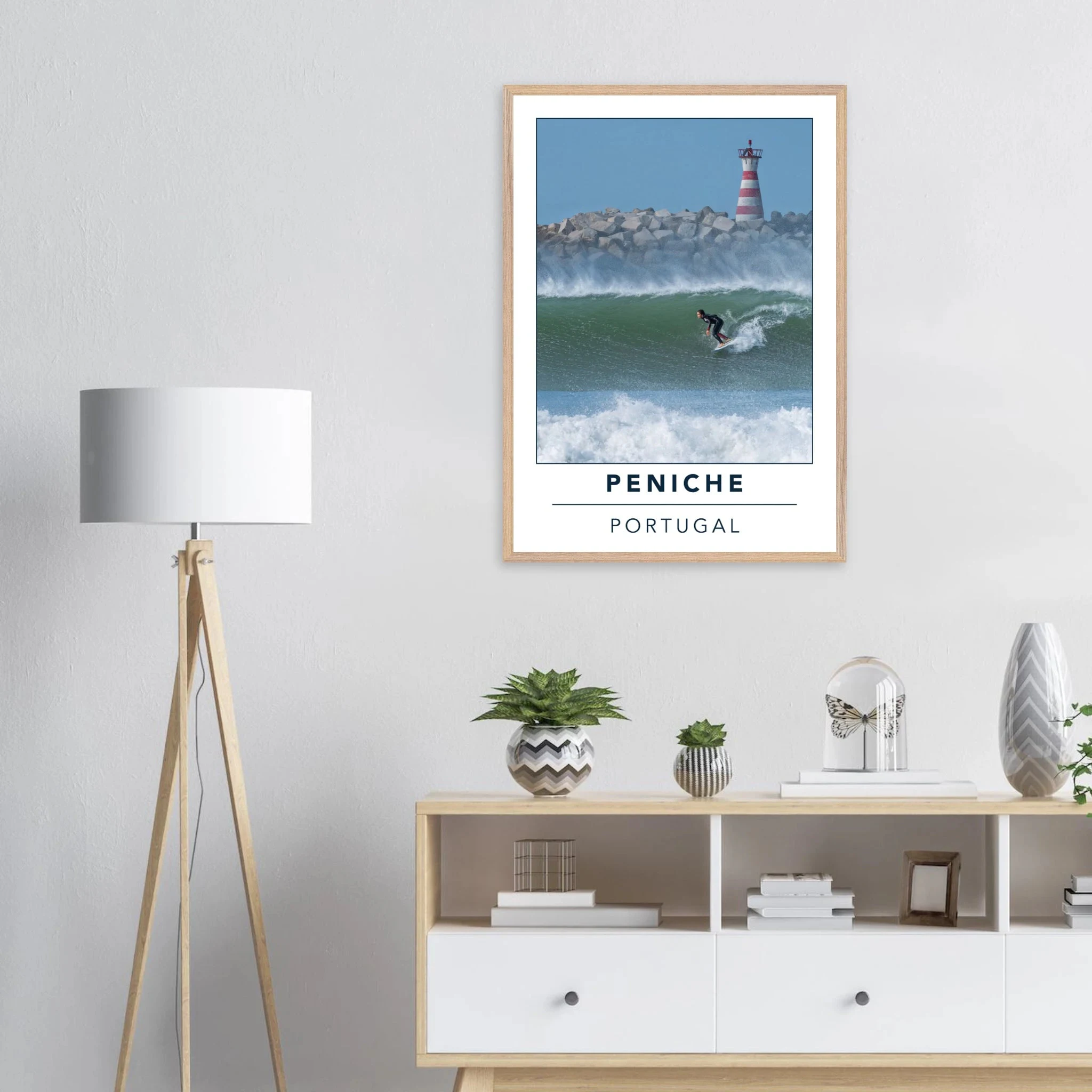 Peniche, Portugal – Halbinsel mit Supertubos-Beachbreak, Austragungsort der WSL Meo Rip Curl Pro Portugal. Poster im Galerie-Holzrahmen.