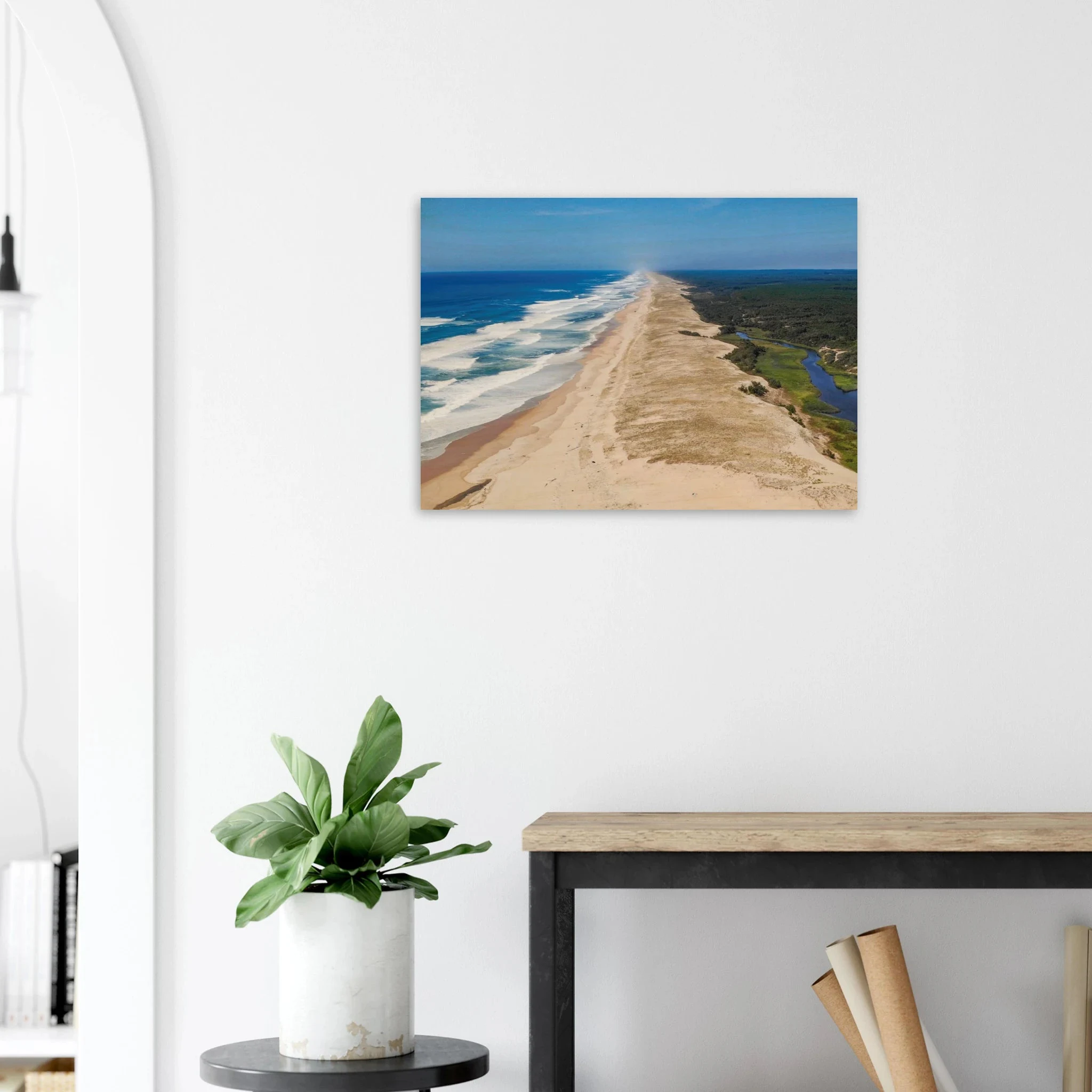 Moliets-et-Maa, Frankreich – Ruhiger Pinienwald-Strand in den Landes mit beständigem Atlantik-Swell für alle Levels. Kunstdruck auf Holz.