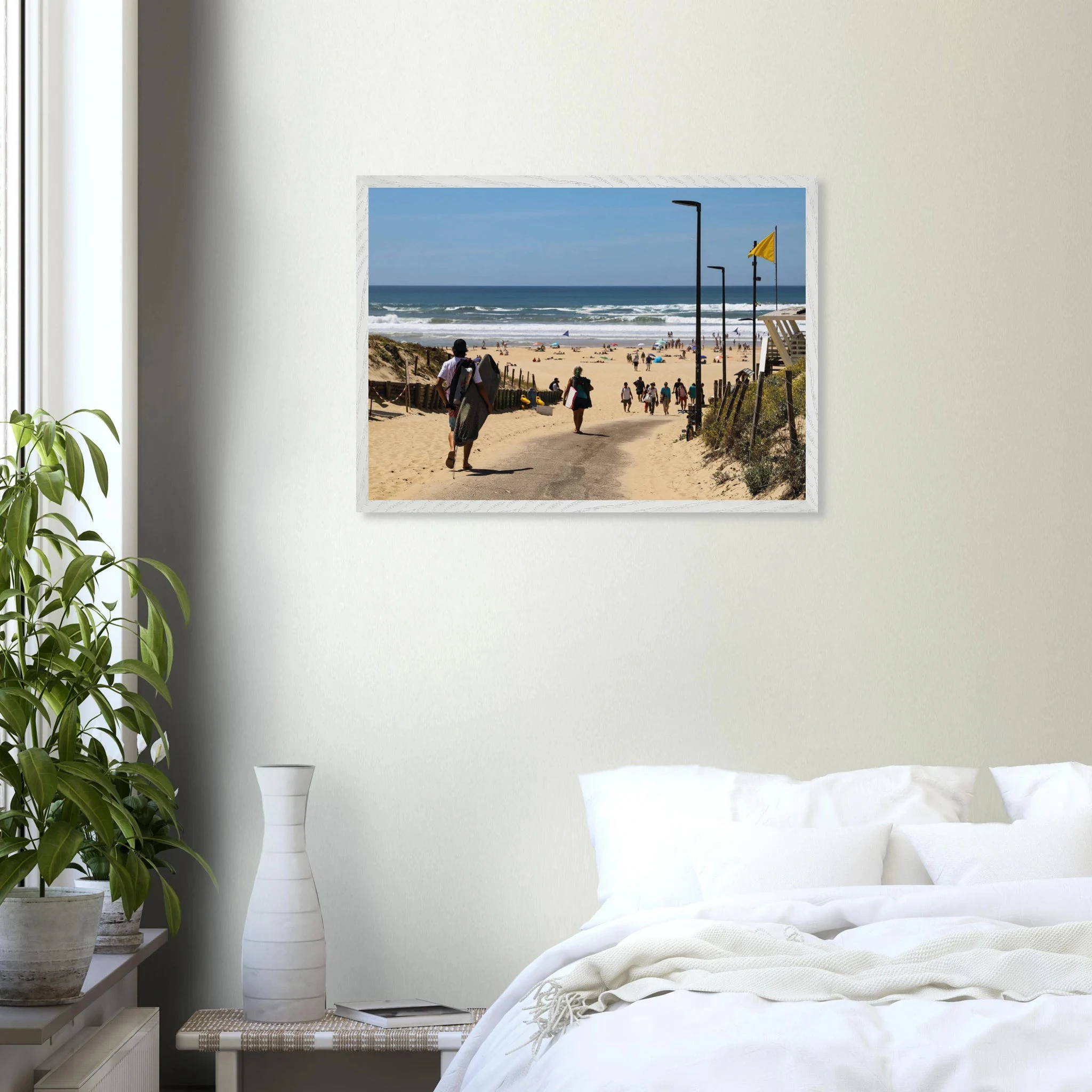 Moliets-et-Maa, Frankreich – Ruhiger Pinienwald-Strand in den Landes mit beständigem Atlantik-Swell für alle Levels. Poster im Galerie-Holzrahmen.