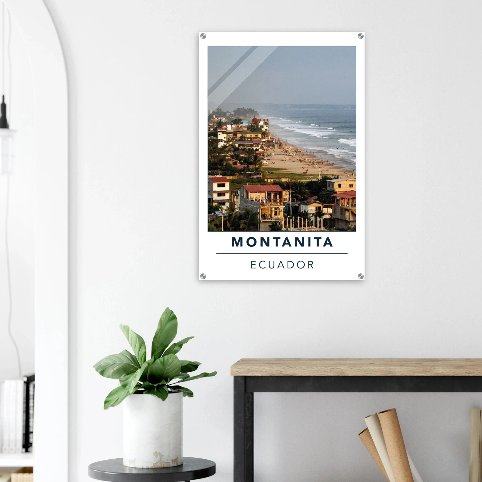 Montañita, Ecuador – Pazifik-Surferdorf an der Ruta del Sol mit rechtem Pointbreak und Backpacker-Szene. Kunstdruck auf Acrylglas.