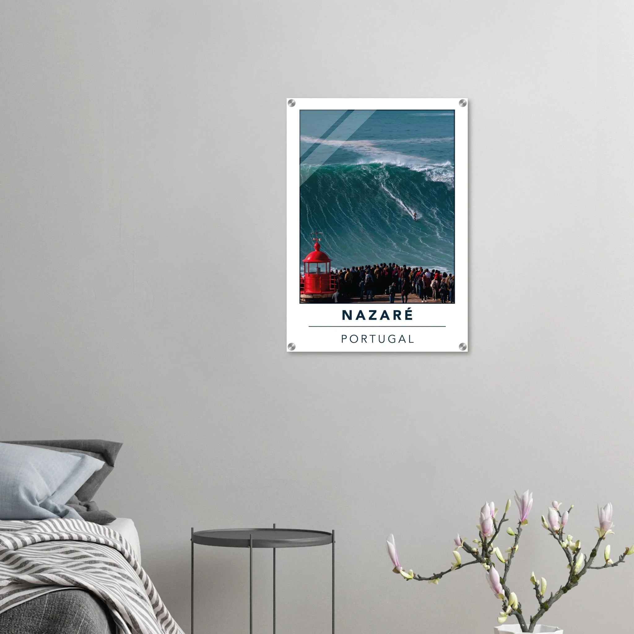 Nazaré, Portugal – Praia do Norte, weltgrößte Big-Wave-Welle Europas an der portugiesischen Atlantikküste. Kunstdruck auf Acrylglas.