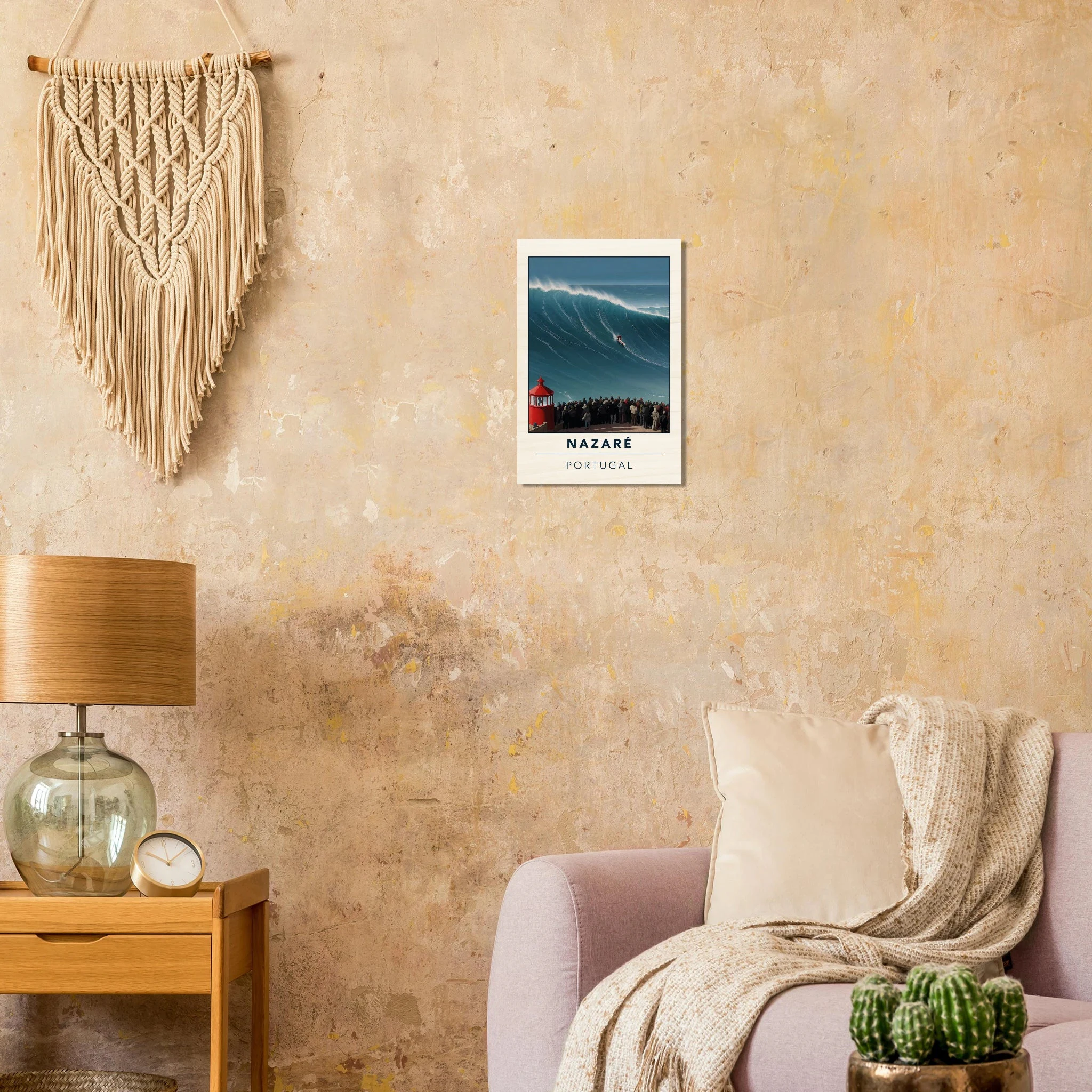 Nazaré, Portugal – Praia do Norte, weltgrößte Big-Wave-Welle Europas an der portugiesischen Atlantikküste. Kunstdruck auf Holz.