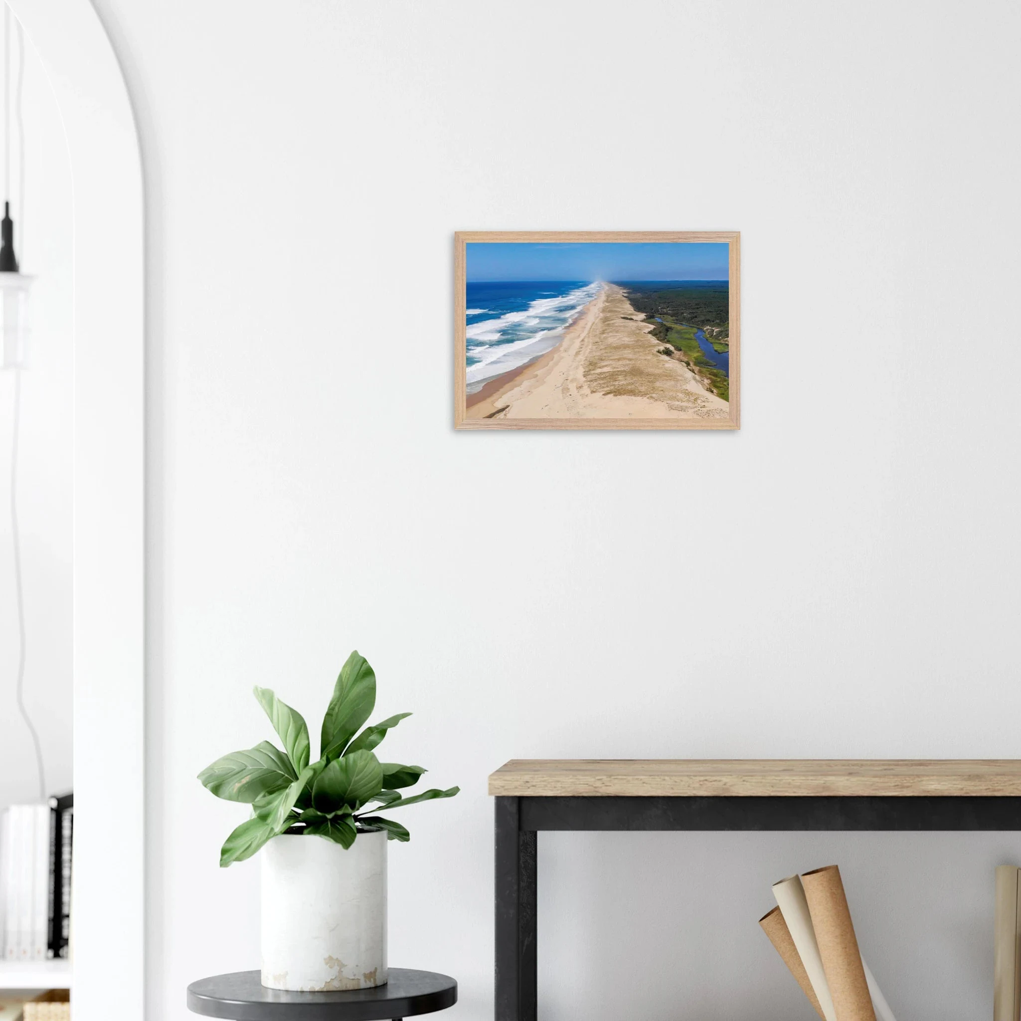 Moliets-et-Maa, Frankreich – Ruhiger Pinienwald-Strand in den Landes mit beständigem Atlantik-Swell für alle Levels. Poster im Galerie-Holzrahmen.