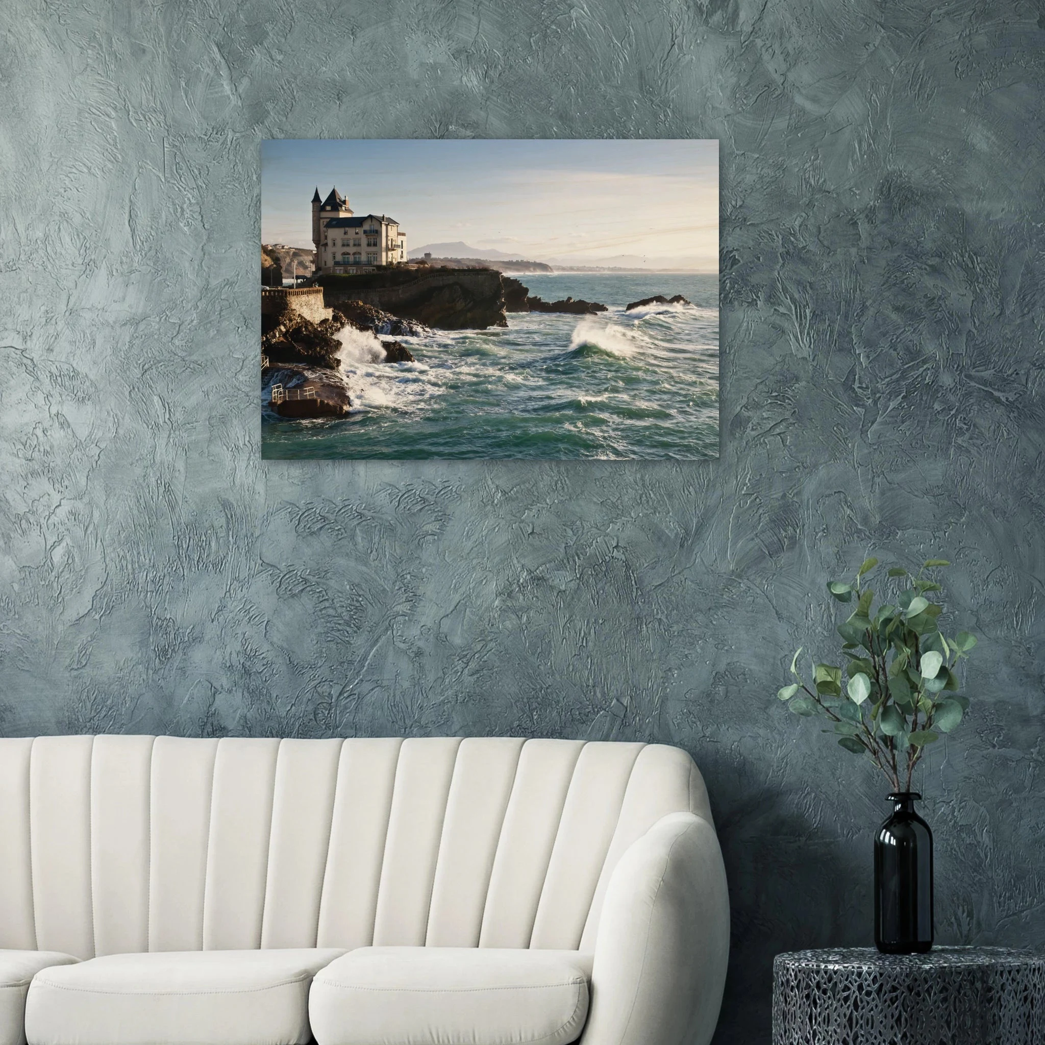 Biarritz, Frankreich – Mondäner Surfort am baskischen Atlantik, Wiege des europäischen Wellenreitens seit den 1950er-Jahren. Kunstdruck auf Holz.