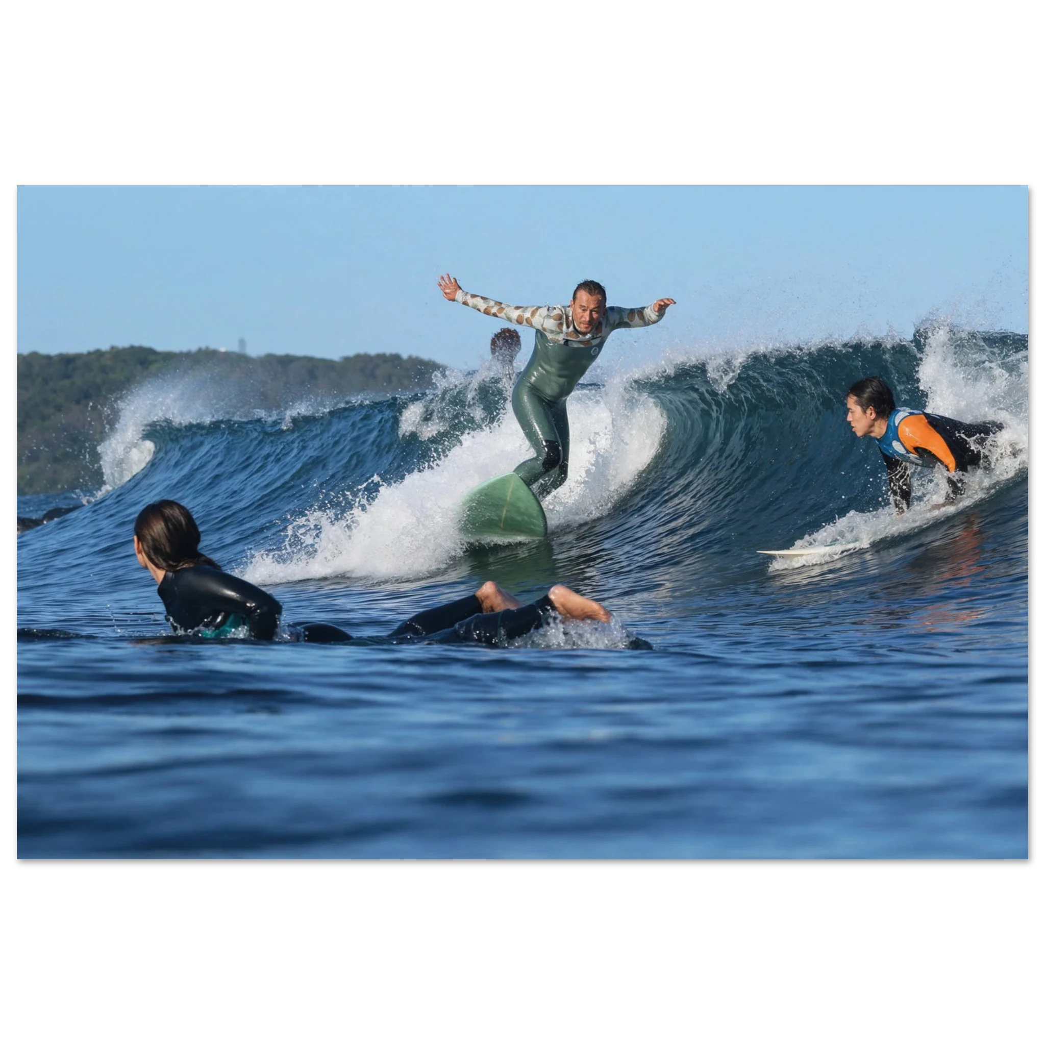 Shonan, Japan – Surfregion an der Sagami-Bucht südwestlich von Tokio, Wiege des japanischen Wellenreitens. Kunstdruck auf Alu-Dibond.