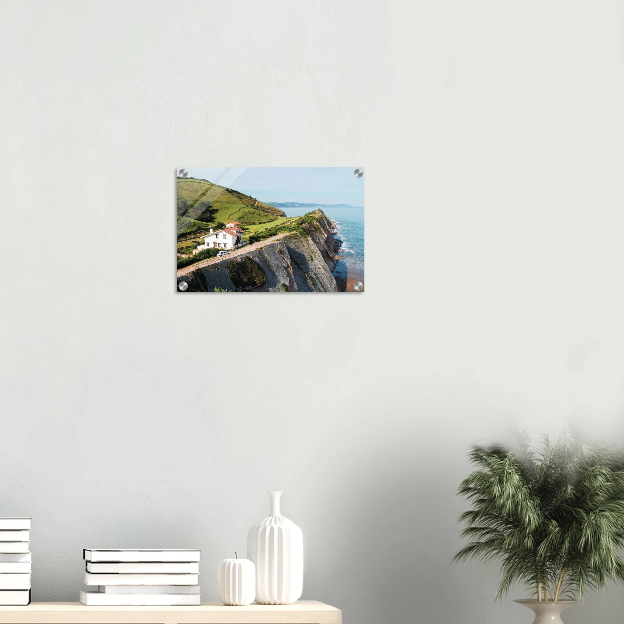 San Vicente de la Barquera, Spanien – Kantabrisches Fischerstädtchen mit Beachbreak Merón und Bergkulisse der Picos de Europa. Kunstdruck auf Acrylglas.
