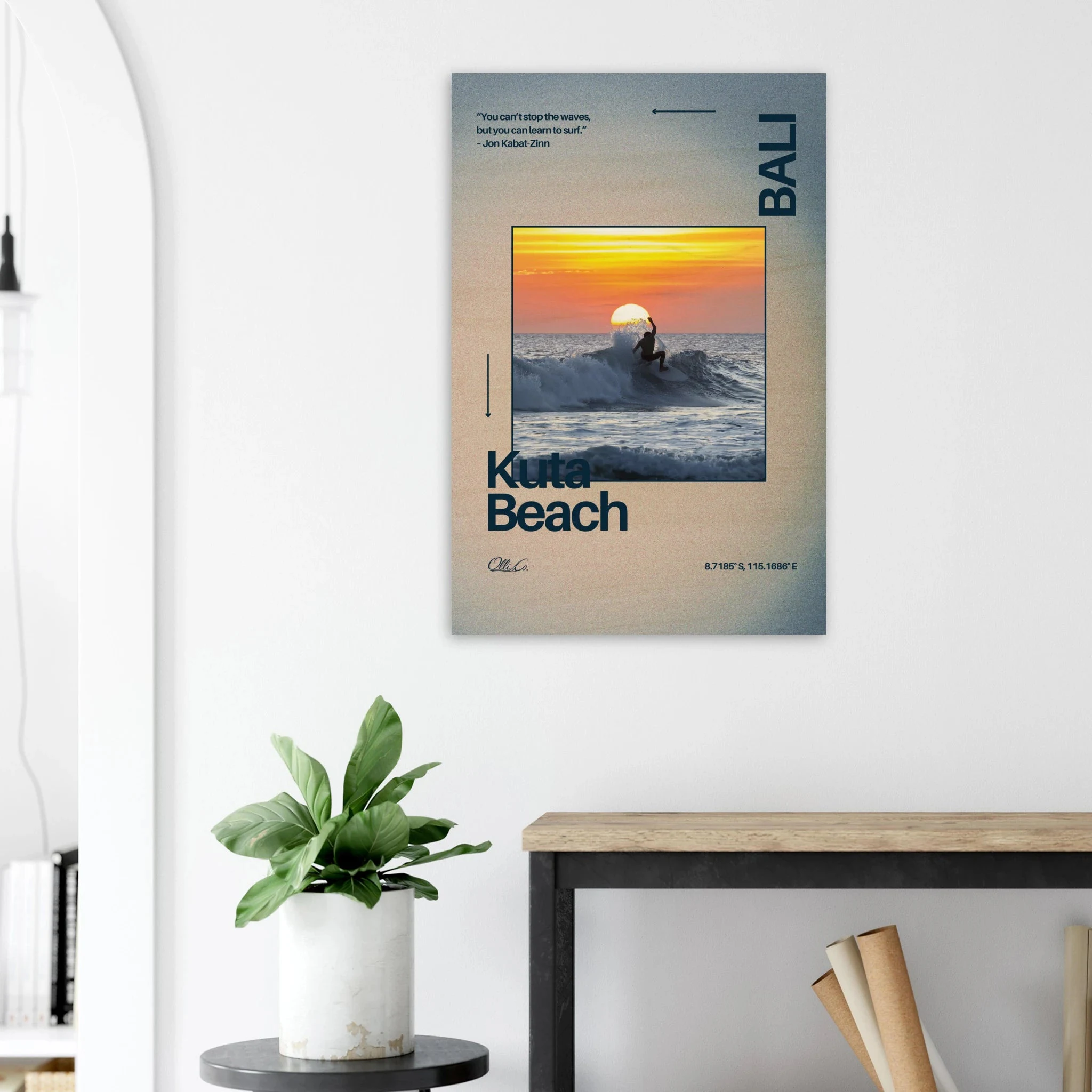 Kuta Beach, Bali (Indonesien) – Belebter Beachbreak im Süden Balis, klassischer Einsteiger-Spot mit weichen Wellen. Kunstdruck auf Holz.