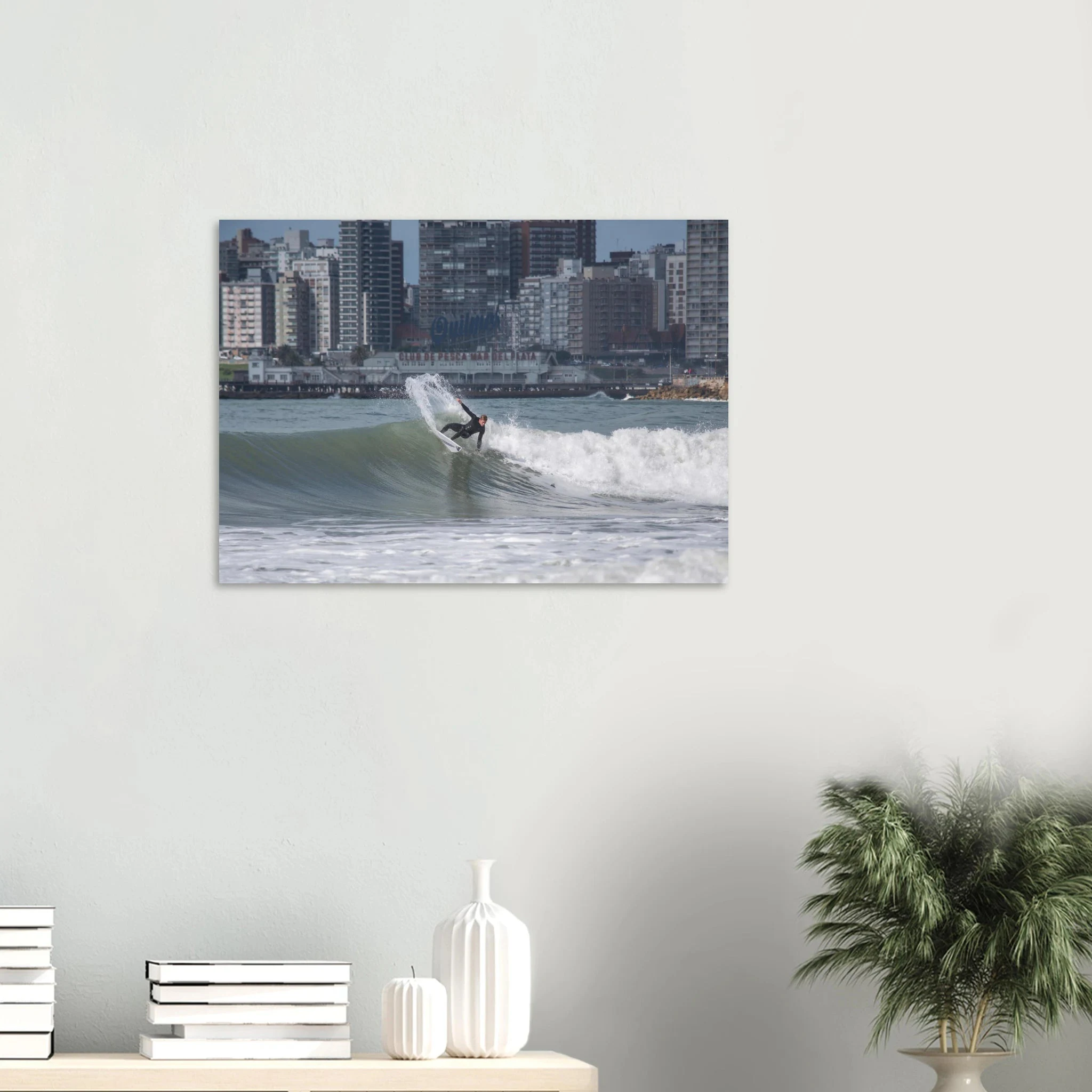 Mar del Plata, Argentinien – Atlantik-Badestadt südlich von Buenos Aires mit urbanen Beachbreaks und Pier-Wellen. Poster.