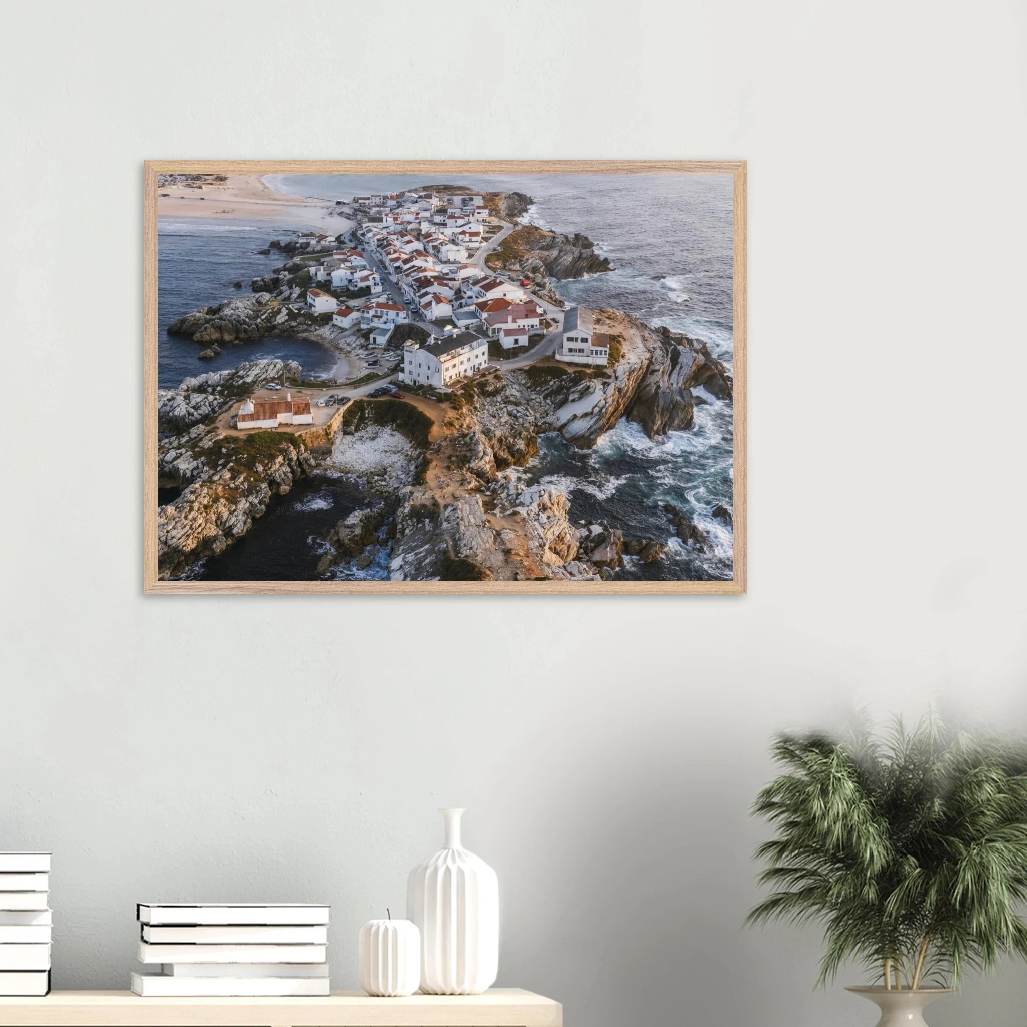 Peniche, Portugal – Halbinsel mit Supertubos-Beachbreak, Austragungsort der WSL Meo Rip Curl Pro Portugal. Poster im Galerie-Holzrahmen.