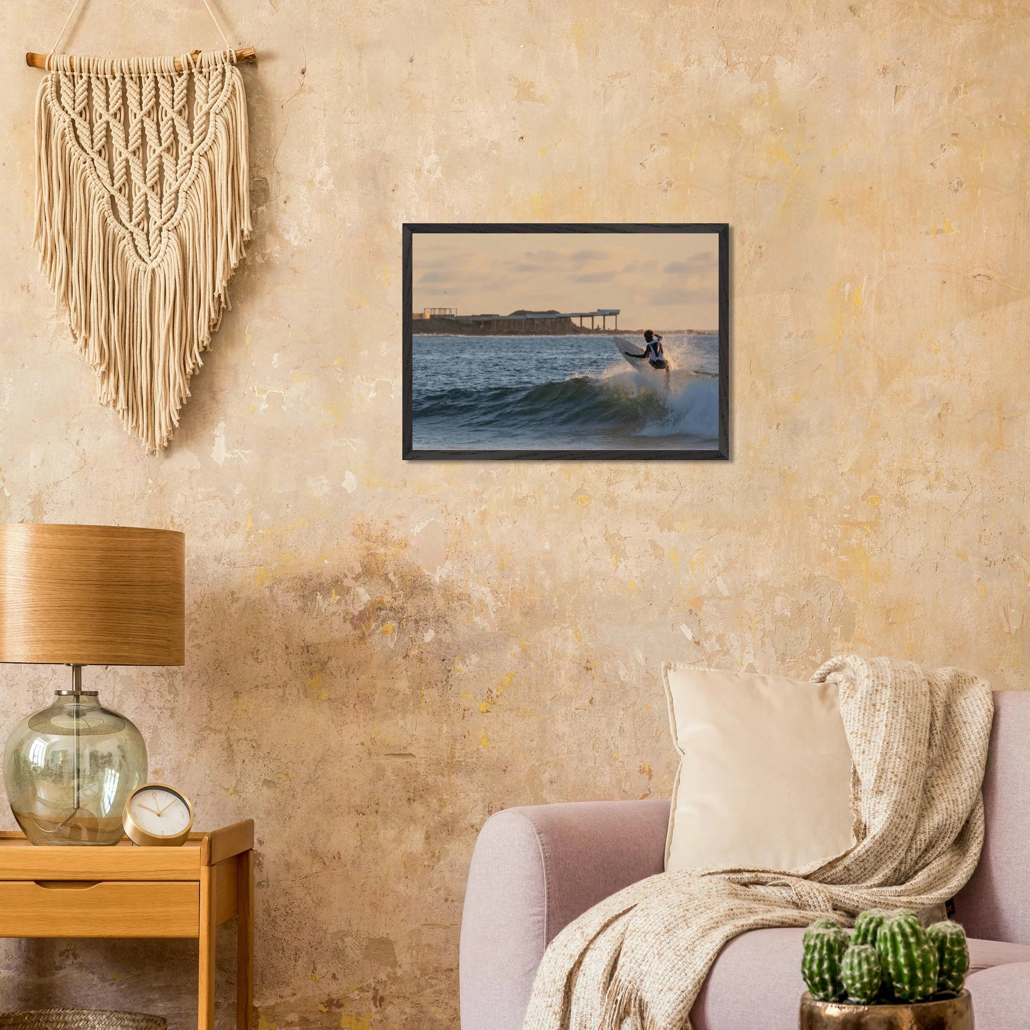 Busua, Ghana – Westafrikanisches Fischerdorf an der Goldküste mit konstantem Beachbreak und Surfschulen. Poster im Galerie-Holzrahmen.
