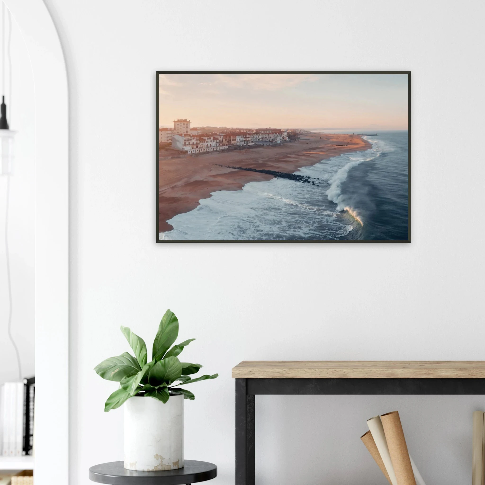 Hossegor, Frankreich – Beachbreak-Hotspot in den Landes, Austragungsort der WSL-Quiksilver-Pro-Wettkämpfe. Poster im Metallrahmen.