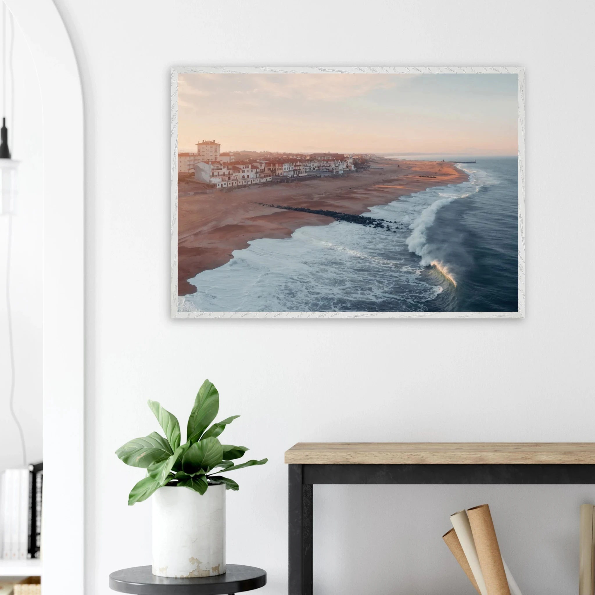 Hossegor, Frankreich – Beachbreak-Hotspot in den Landes, Austragungsort der WSL-Quiksilver-Pro-Wettkämpfe. Poster im Galerie-Holzrahmen.