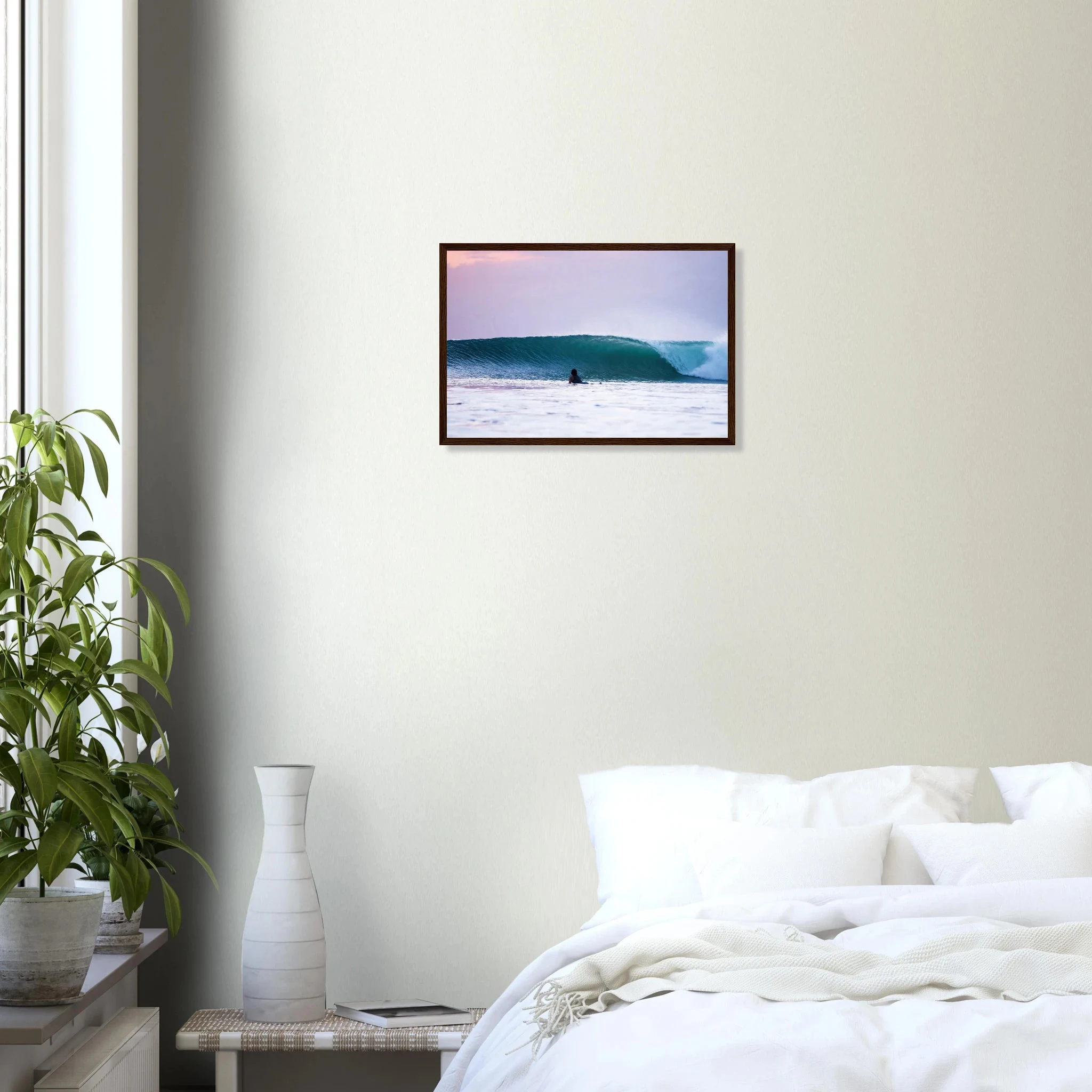 Kuta Beach, Bali (Indonesien) – Belebter Beachbreak im Süden Balis, klassischer Einsteiger-Spot mit weichen Wellen. Poster im Holzrahmen.