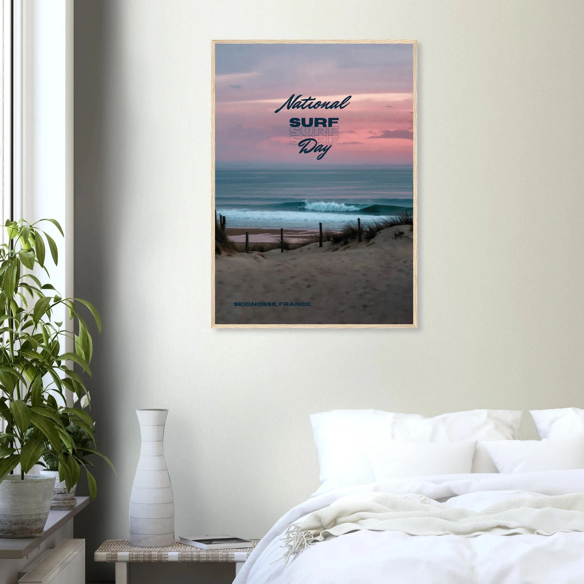 Seignosse, Frankreich – Dünenstrand in den Landes mit hohlen Beachbreaks und ausgeprägter Herbstsaison. Poster im Holzrahmen.