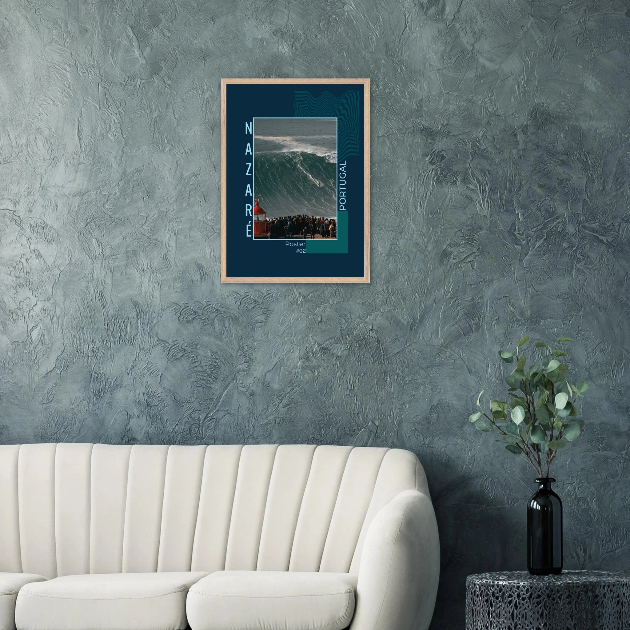 Nazaré, Portugal – Praia do Norte, weltgrößte Big-Wave-Welle Europas an der portugiesischen Atlantikküste. Poster im Galerie-Holzrahmen.