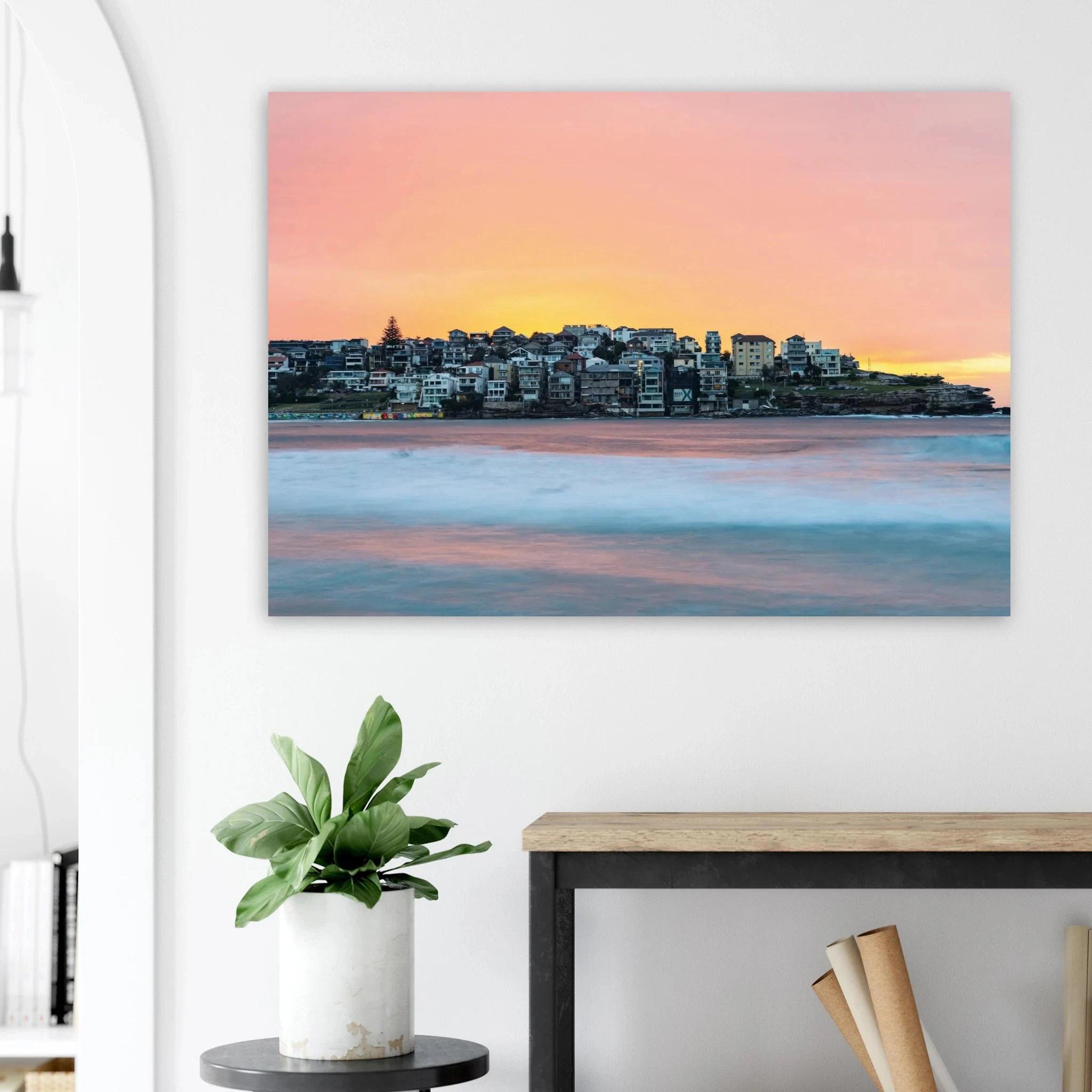 Bondi Beach, Australien – Ikonischer Stadtstrand im Osten Sydneys mit klassischem Beachbreak und Surfkultur-Geschichte. Poster.