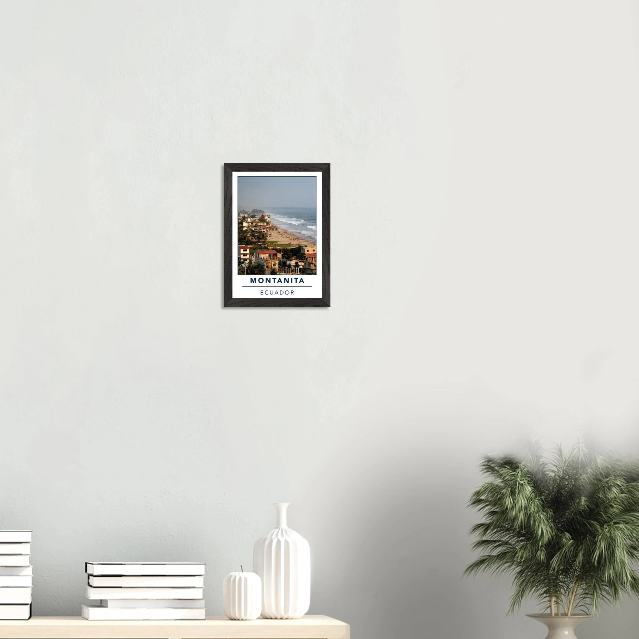 Montañita, Ecuador – Pazifik-Surferdorf an der Ruta del Sol mit rechtem Pointbreak und Backpacker-Szene. Poster im Galerie-Holzrahmen.