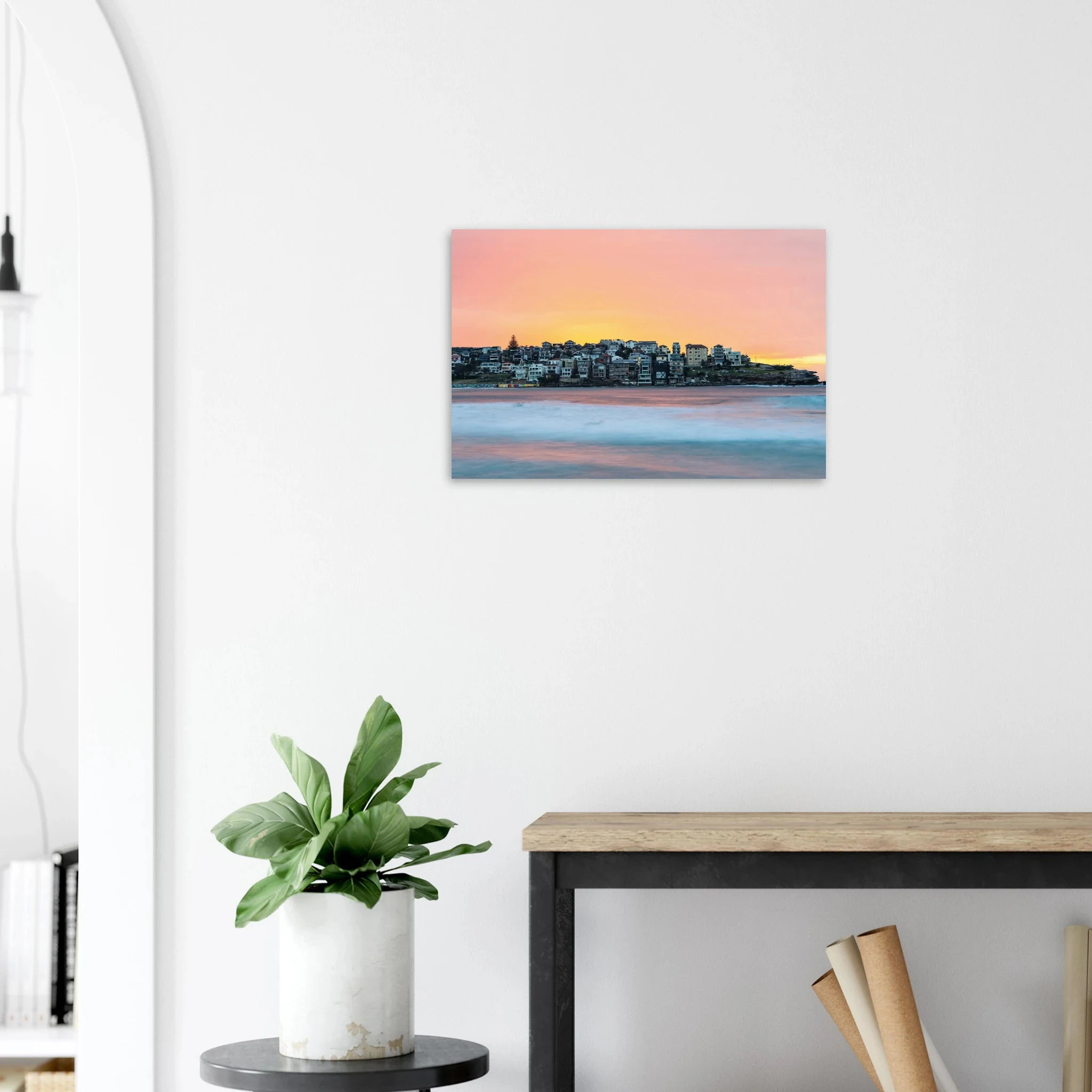 Bondi Beach, Australien – Ikonischer Stadtstrand im Osten Sydneys mit klassischem Beachbreak und Surfkultur-Geschichte. Poster.