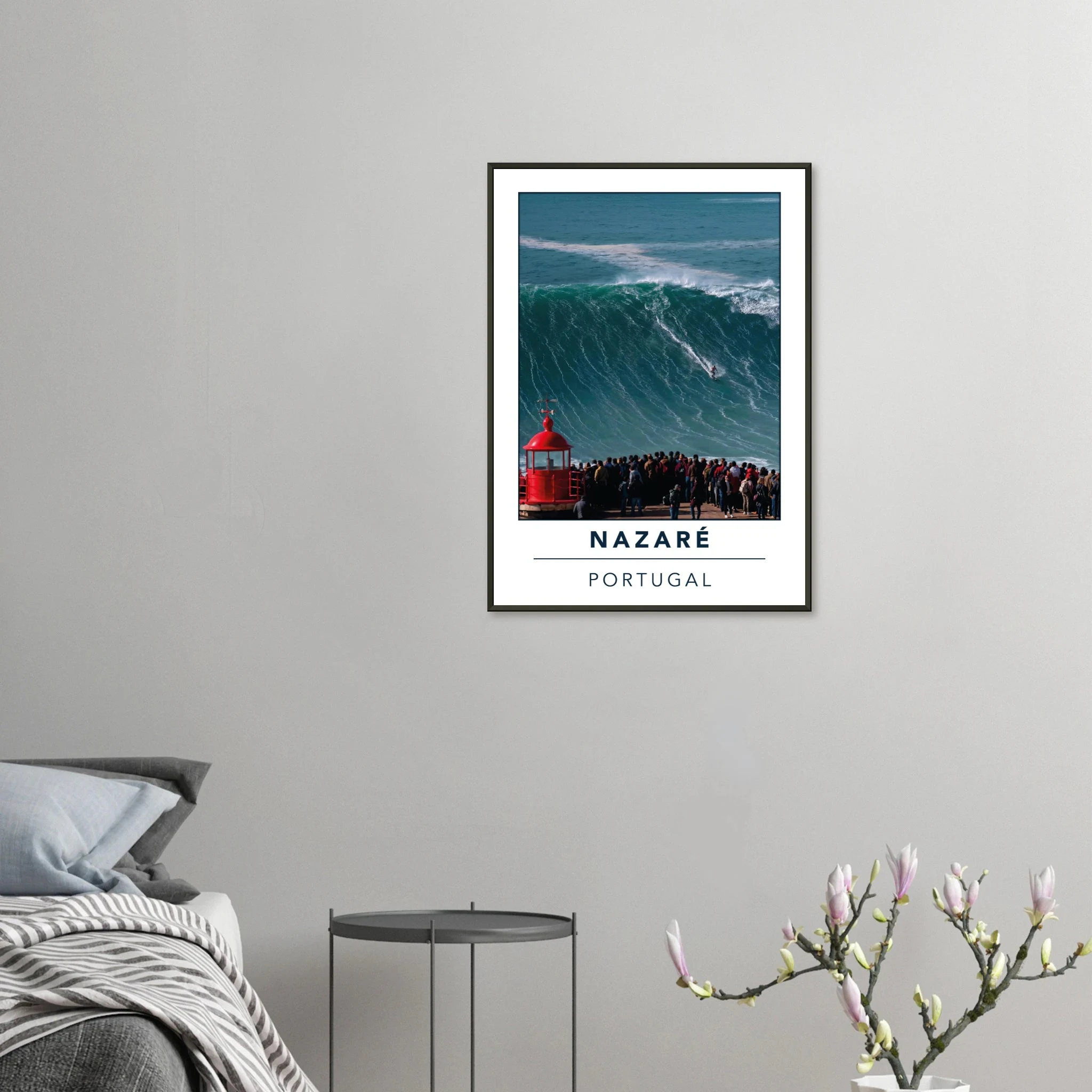 Nazaré, Portugal – Praia do Norte, weltgrößte Big-Wave-Welle Europas an der portugiesischen Atlantikküste. Poster im Metallrahmen.