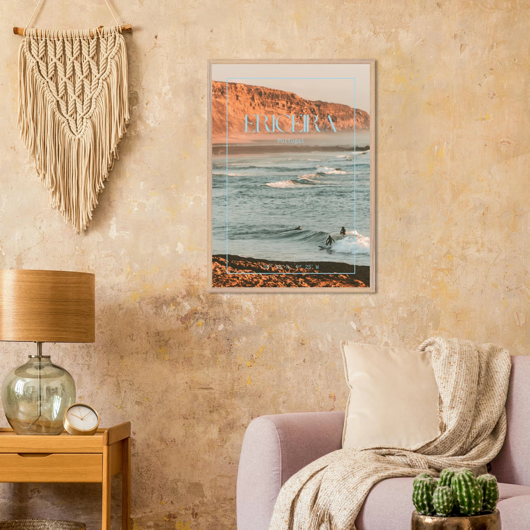 Ericeira, Portugal – World Surfing Reserve nördlich von Lissabon mit Reefbreaks wie Coxos und Ribeira d'Ilhas. Poster im Galerie-Holzrahmen.