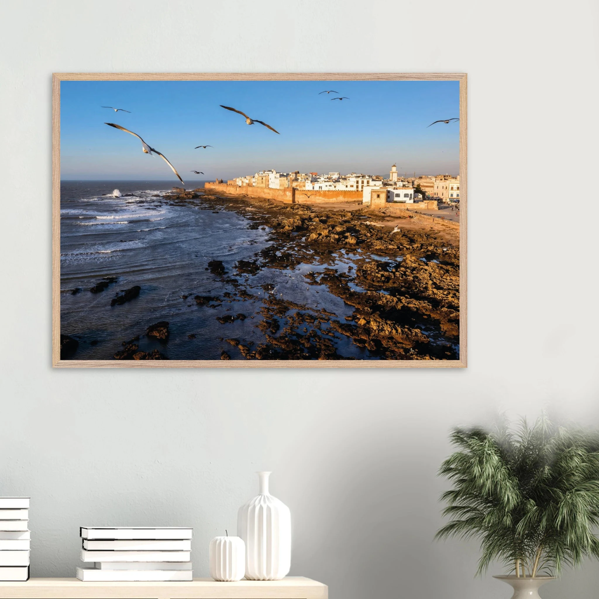 Essaouira, Marokko – Windumtoste Hafenstadt am Atlantik mit Medina-Kulisse und beständigen Wind- und Wellenbedingungen. Poster im Galerie-Holzrahmen.