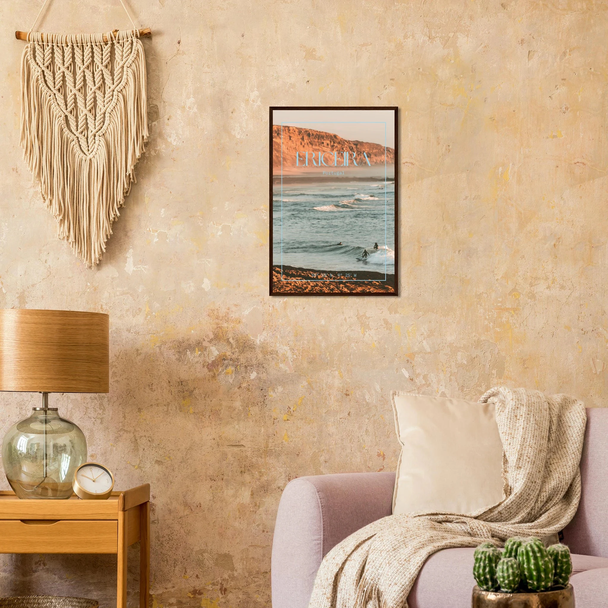 Ericeira, Portugal – World Surfing Reserve nördlich von Lissabon mit Reefbreaks wie Coxos und Ribeira d'Ilhas. Poster im Holzrahmen.