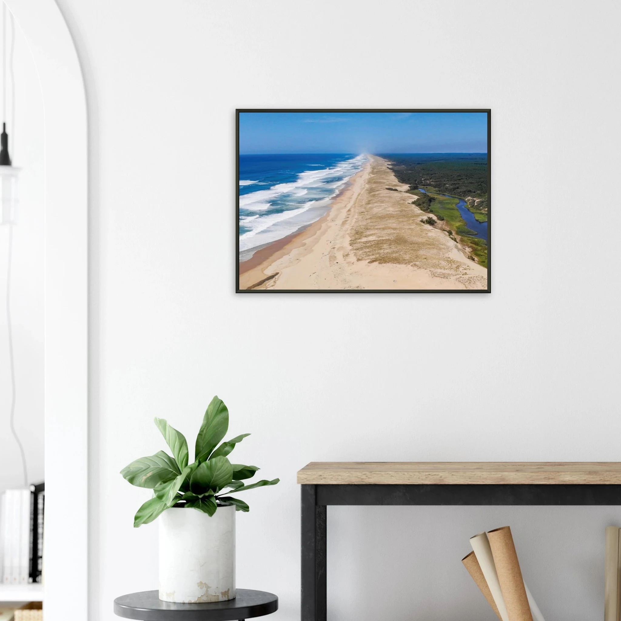 Moliets-et-Maa, Frankreich – Ruhiger Pinienwald-Strand in den Landes mit beständigem Atlantik-Swell für alle Levels. Poster im Metallrahmen.