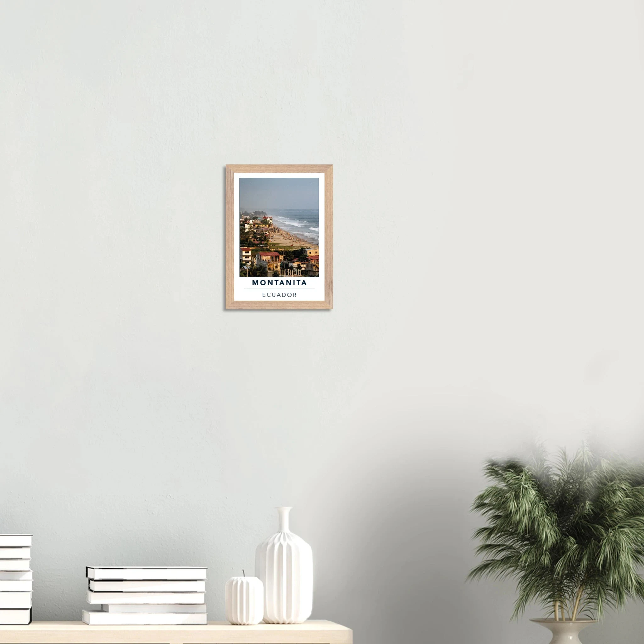 Montañita, Ecuador – Pazifik-Surferdorf an der Ruta del Sol mit rechtem Pointbreak und Backpacker-Szene. Poster im Galerie-Holzrahmen.