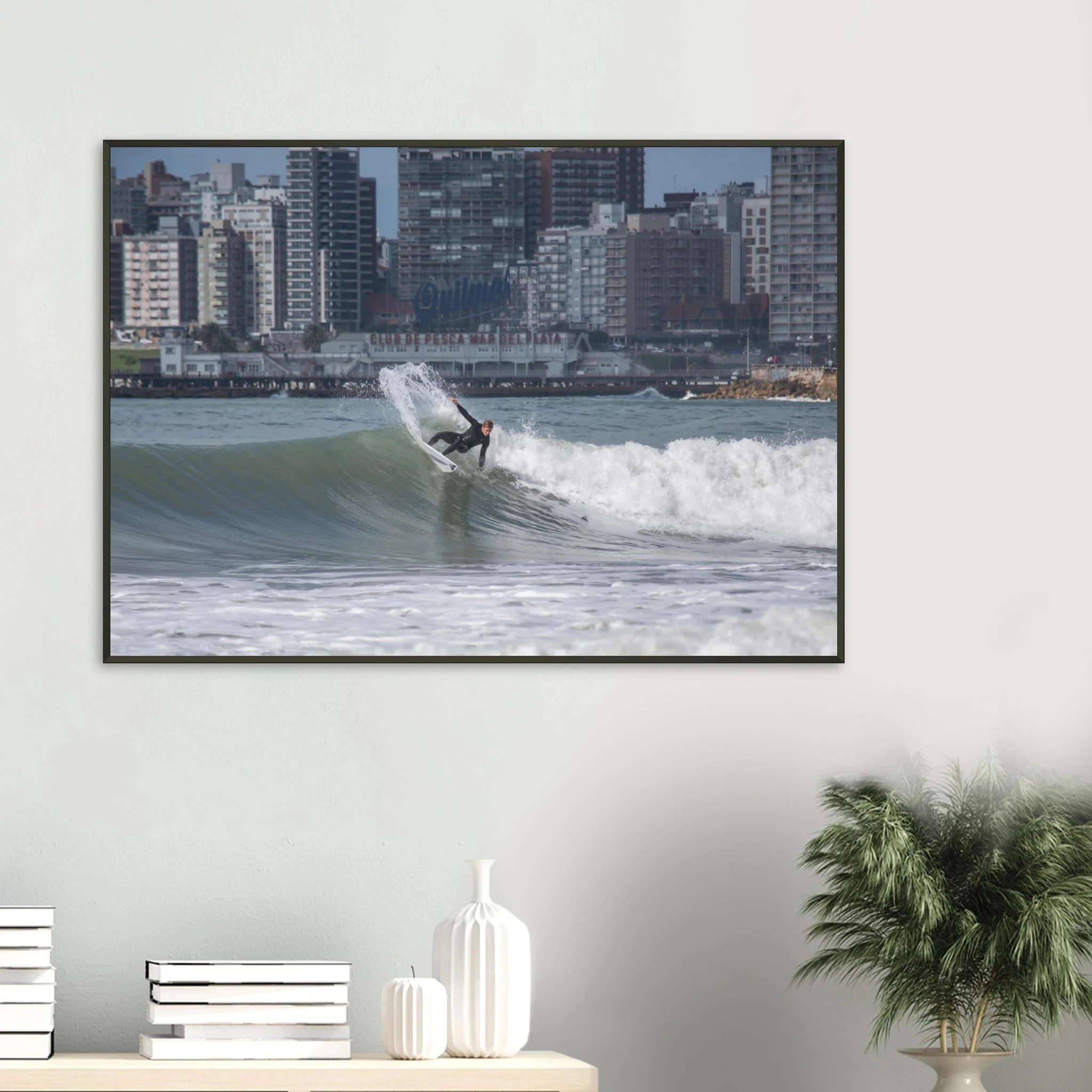 Mar del Plata, Argentinien – Atlantik-Badestadt südlich von Buenos Aires mit urbanen Beachbreaks und Pier-Wellen. Poster im Metallrahmen.