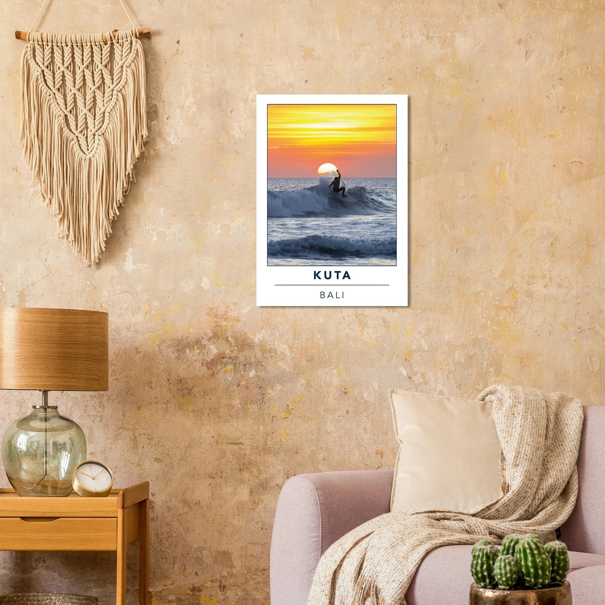 Kuta Beach, Bali (Indonesien) – Belebter Beachbreak im Süden Balis, klassischer Einsteiger-Spot mit weichen Wellen. Kunstdruck auf Alu-Dibond.