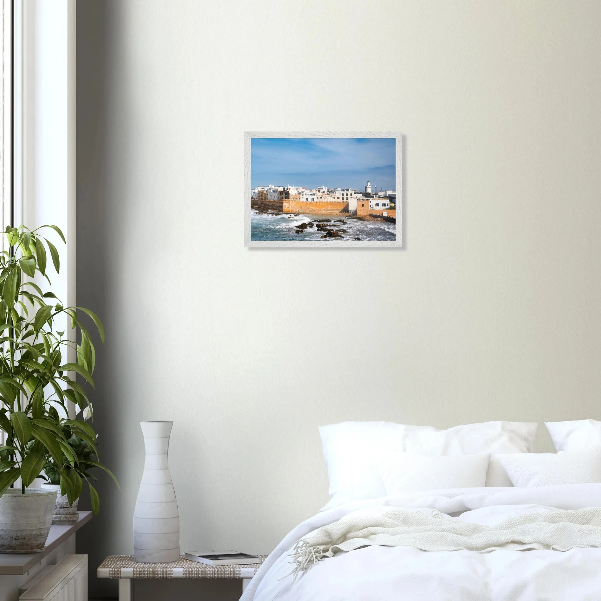 Essaouira, Marokko – Windumtoste Hafenstadt am Atlantik mit Medina-Kulisse und beständigen Wind- und Wellenbedingungen. Poster im Galerie-Holzrahmen.