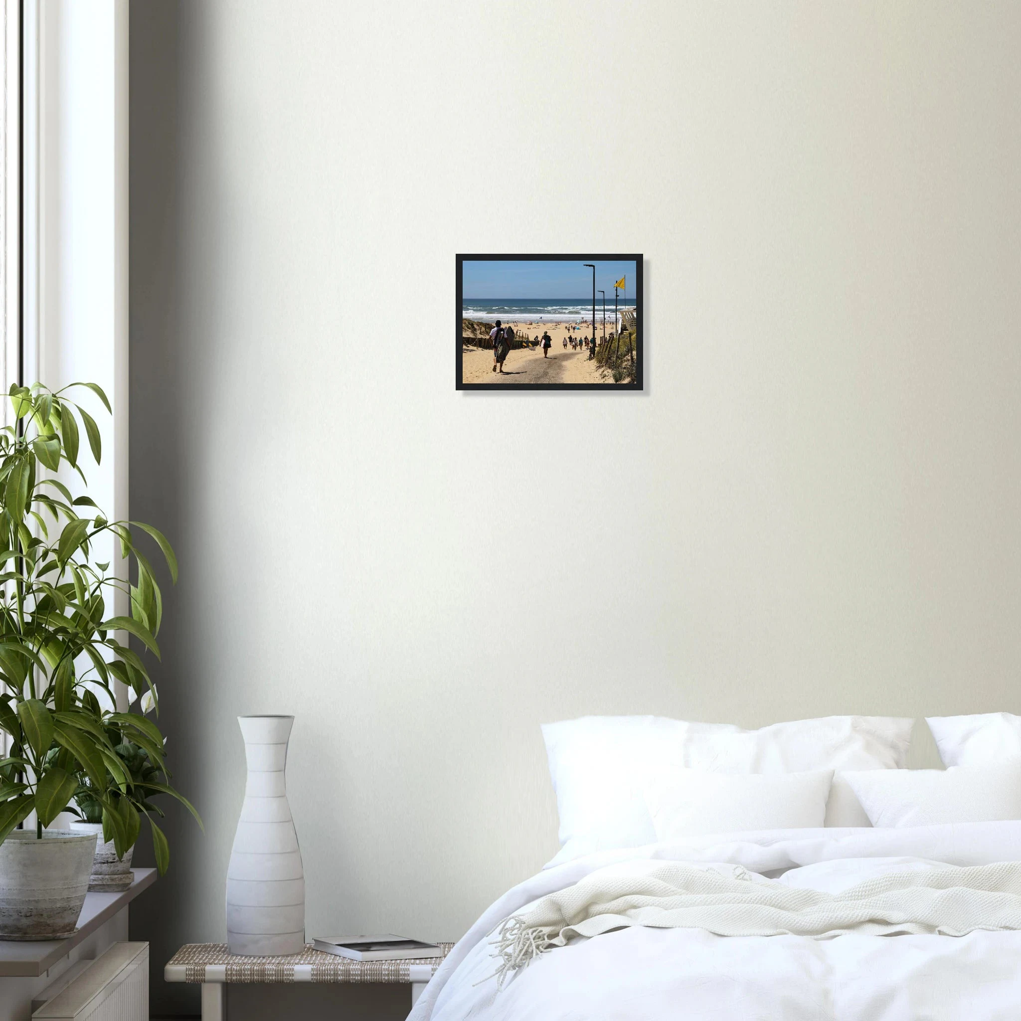 Moliets-et-Maa, Frankreich – Ruhiger Pinienwald-Strand in den Landes mit beständigem Atlantik-Swell für alle Levels. Poster im Holzrahmen.