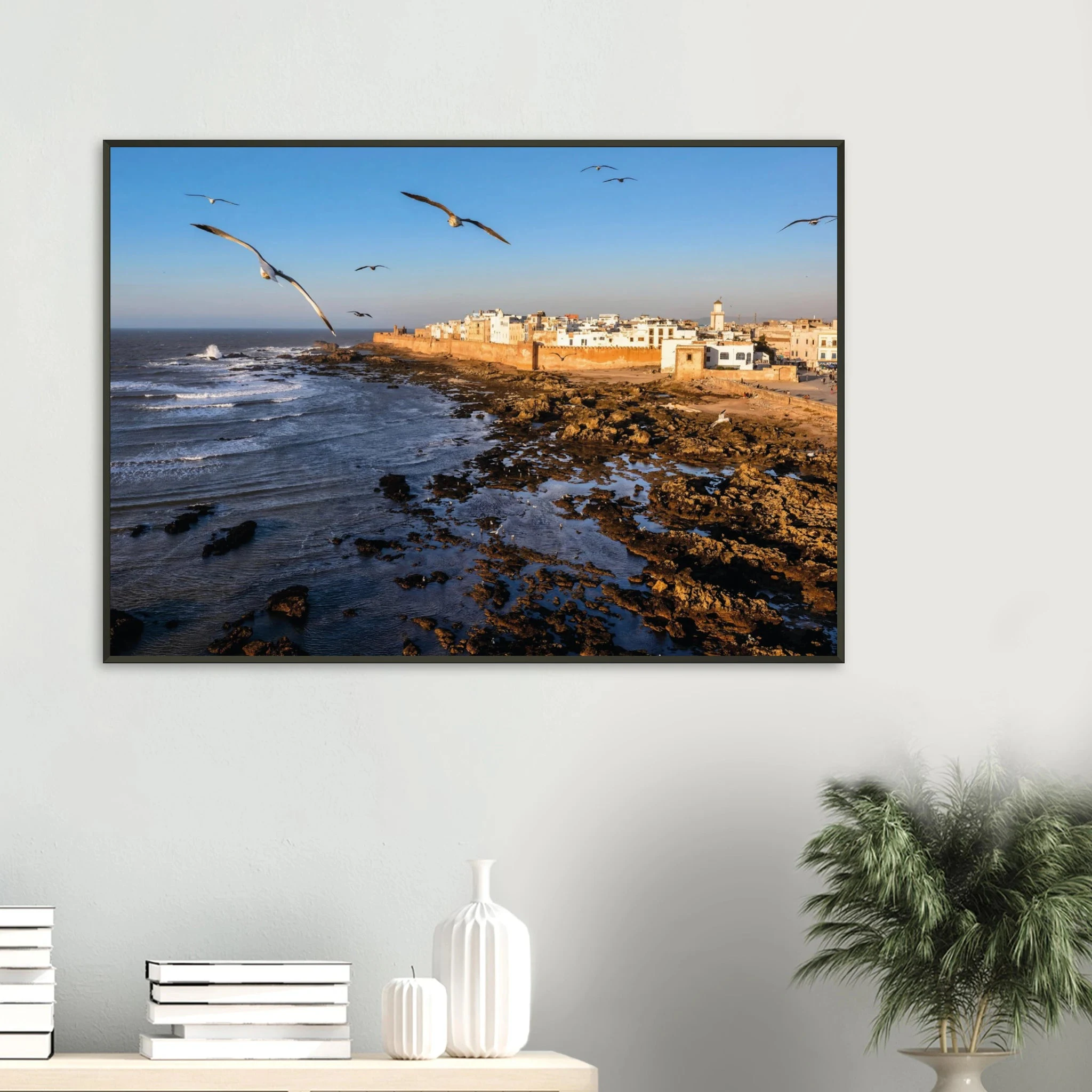 Essaouira, Marokko – Windumtoste Hafenstadt am Atlantik mit Medina-Kulisse und beständigen Wind- und Wellenbedingungen. Poster im Metallrahmen.