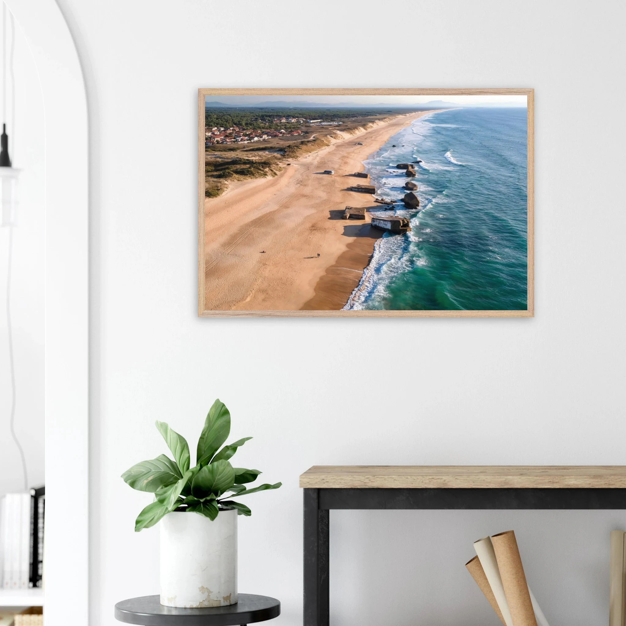 Capbreton, Frankreich – Hafenstadt an der französischen Atlantikküste mit Gouf-Canyon vor der Küste und kräftigen Beachbreaks. Poster im Galerie-Holzrahmen.