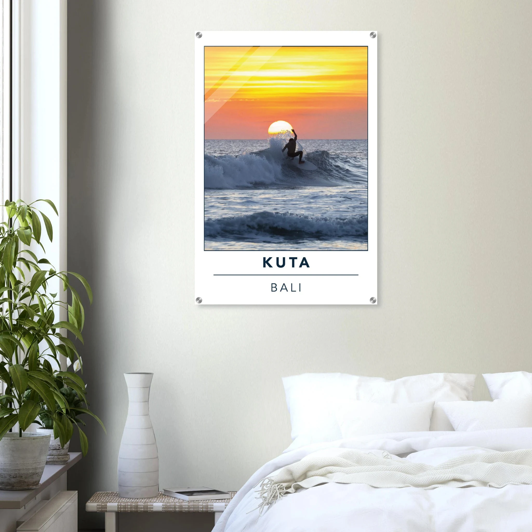 Kuta Beach, Bali (Indonesien) – Belebter Beachbreak im Süden Balis, klassischer Einsteiger-Spot mit weichen Wellen. Kunstdruck auf Acrylglas.