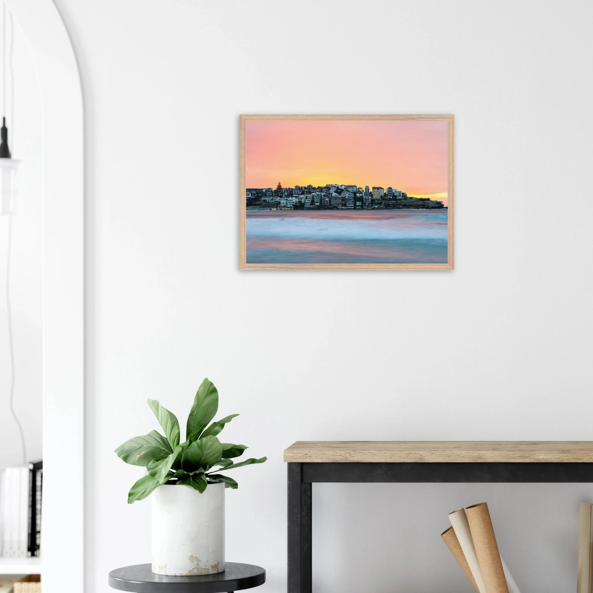 Bondi Beach, Australien – Ikonischer Stadtstrand im Osten Sydneys mit klassischem Beachbreak und Surfkultur-Geschichte. Poster im Galerie-Holzrahmen.