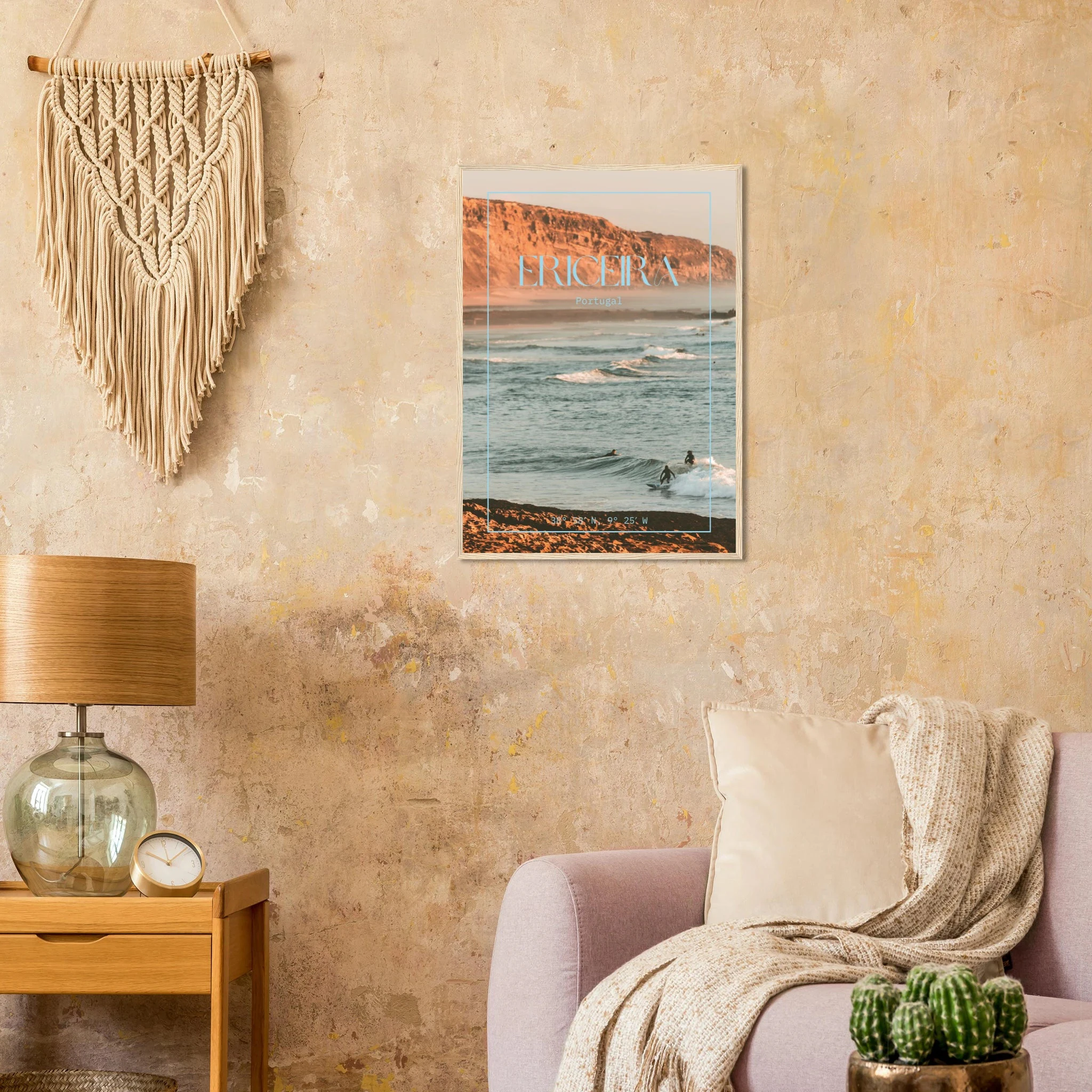 Ericeira, Portugal – World Surfing Reserve nördlich von Lissabon mit Reefbreaks wie Coxos und Ribeira d'Ilhas. Poster im Holzrahmen.