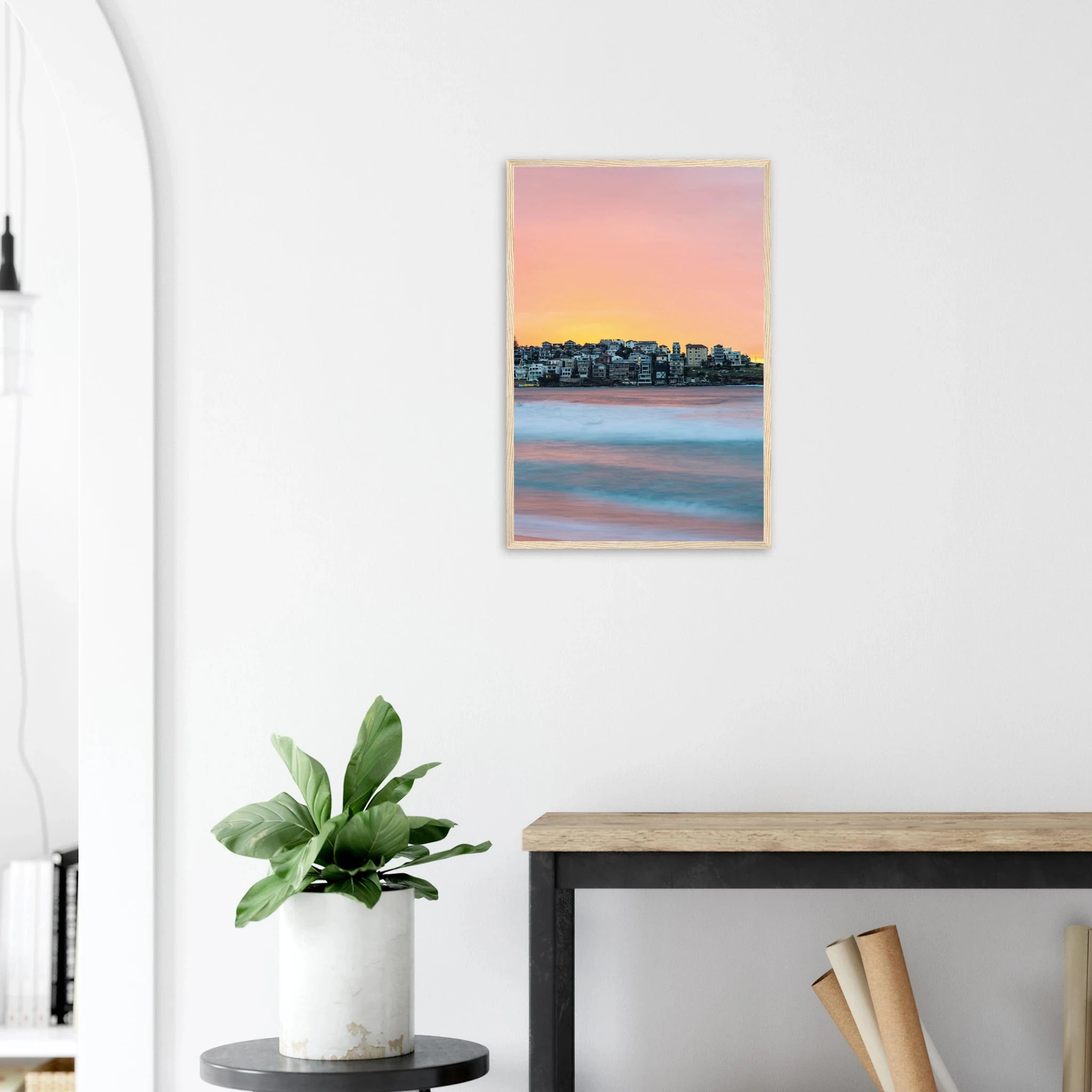 Bondi Beach, Australien – Ikonischer Stadtstrand im Osten Sydneys mit klassischem Beachbreak und Surfkultur-Geschichte. Poster im Holzrahmen.