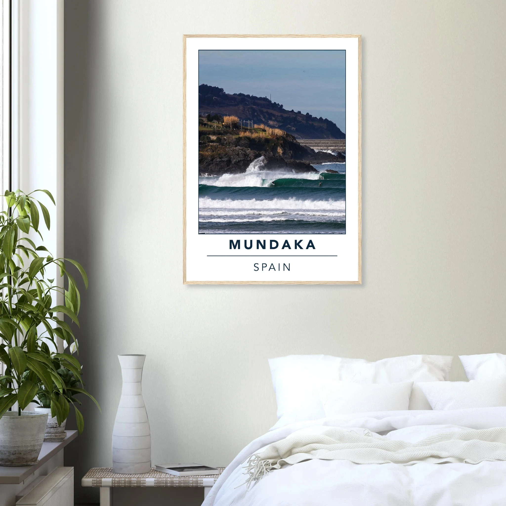 Mundaka, Spanien – Linke Flussmündungswelle im Baskenland, eine der längsten Barrels Europas. Poster im Holzrahmen.
