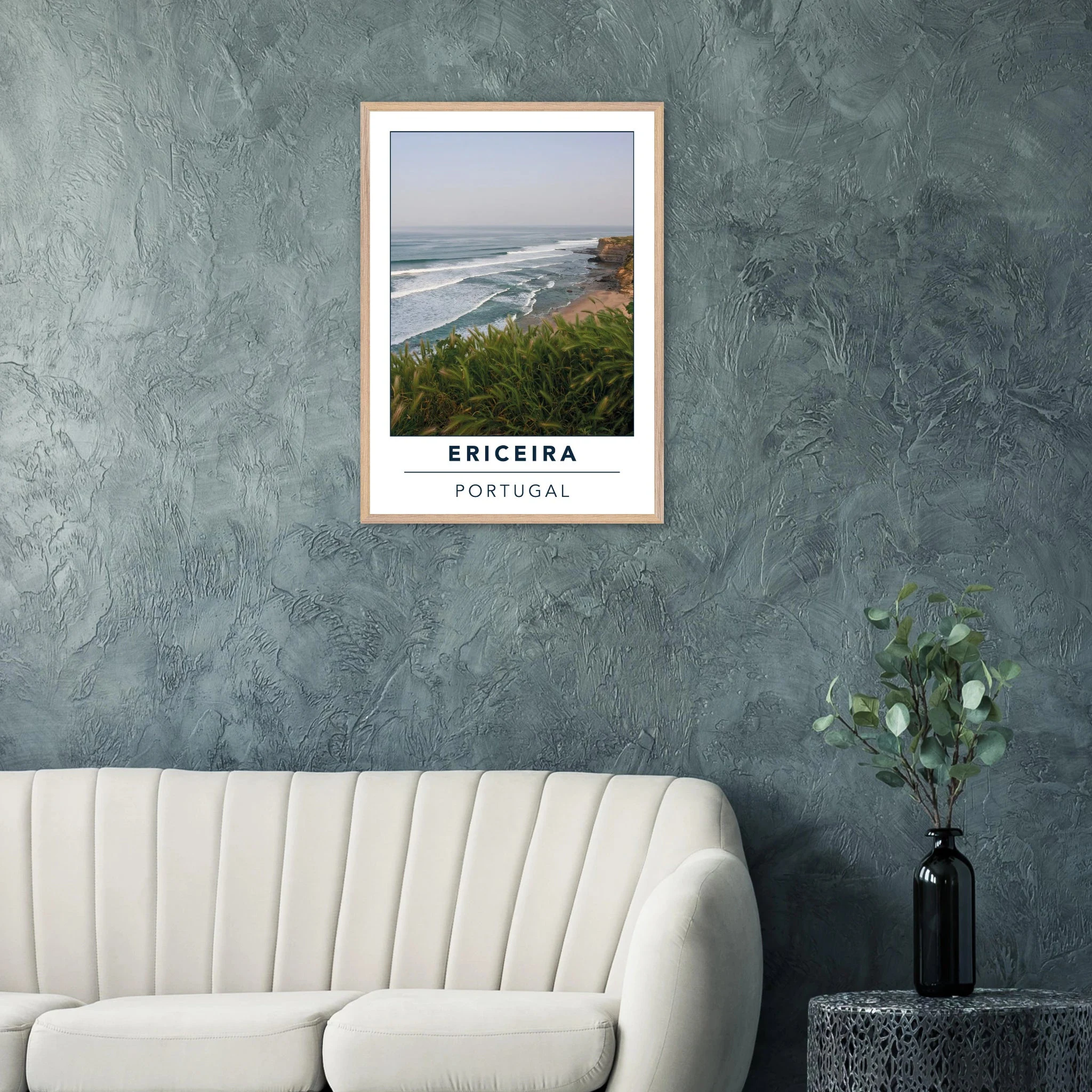 Ericeira, Portugal – World Surfing Reserve nördlich von Lissabon mit Reefbreaks wie Coxos und Ribeira d'Ilhas. Poster im Galerie-Holzrahmen.