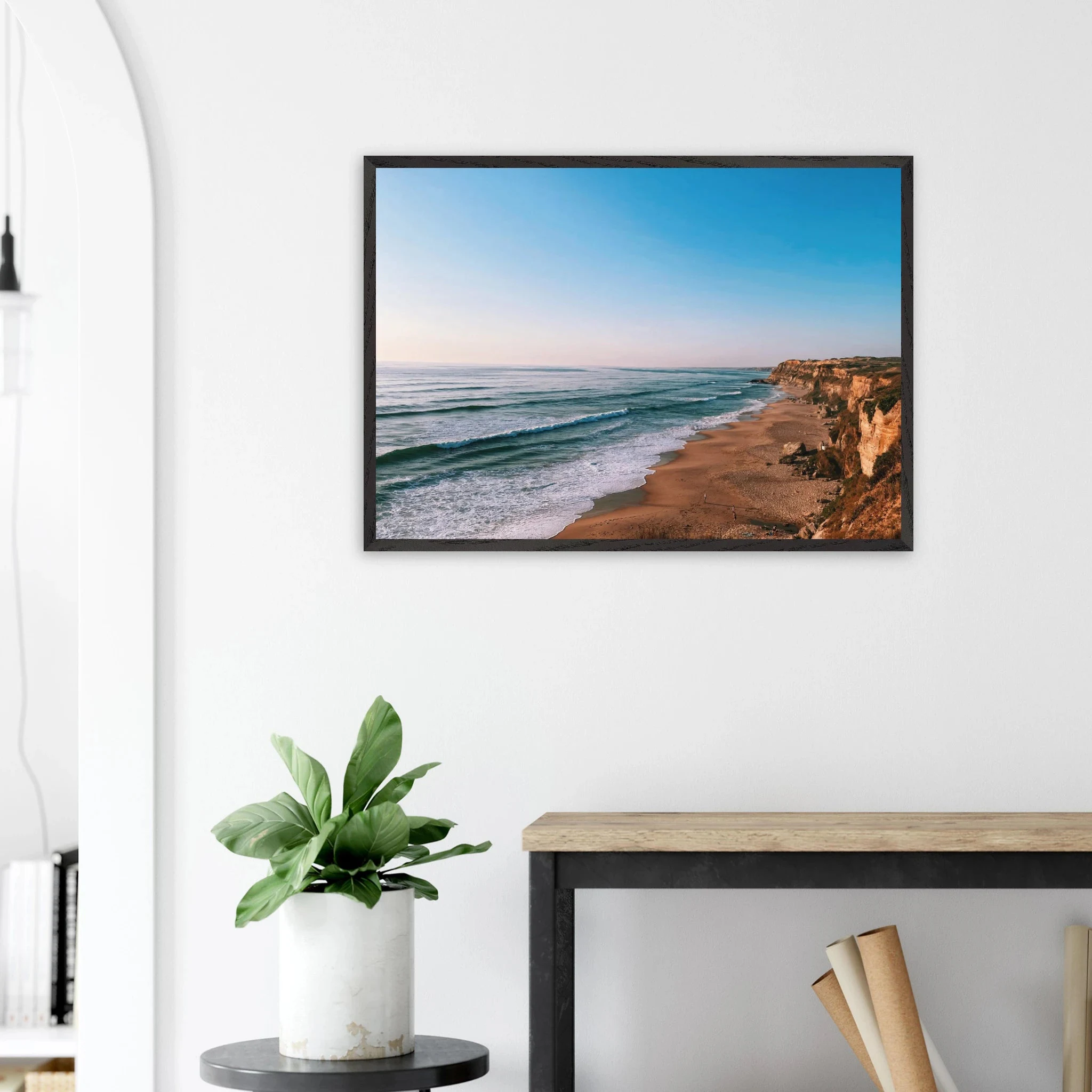 Santa Cruz, Spanien – Kanarische Hauptstadt Teneriffas mit Reefbreaks an der Nordküste wie El Confital. Poster im Galerie-Holzrahmen.