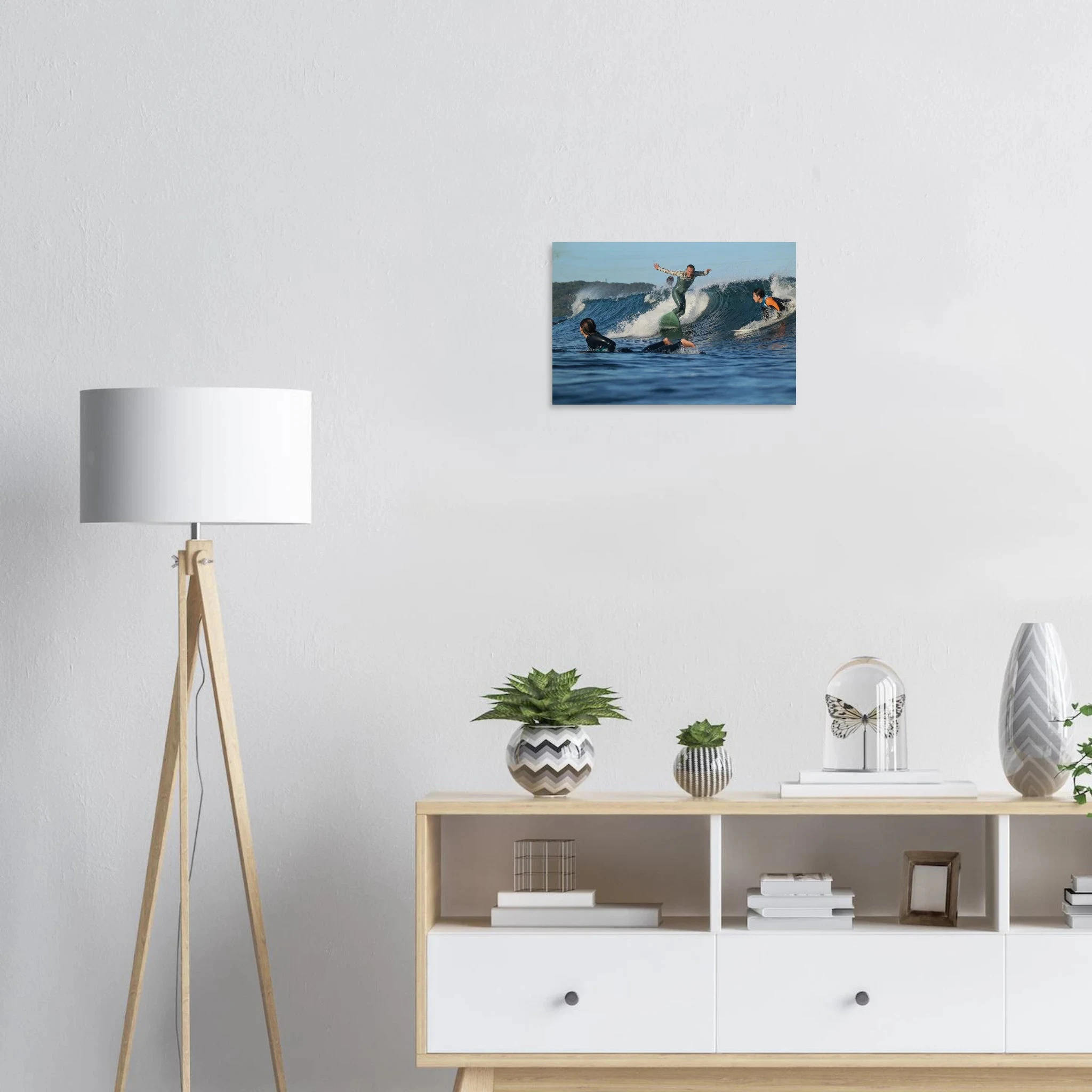 Shonan, Japan – Surfregion an der Sagami-Bucht südwestlich von Tokio, Wiege des japanischen Wellenreitens. Kunstdruck auf Holz.