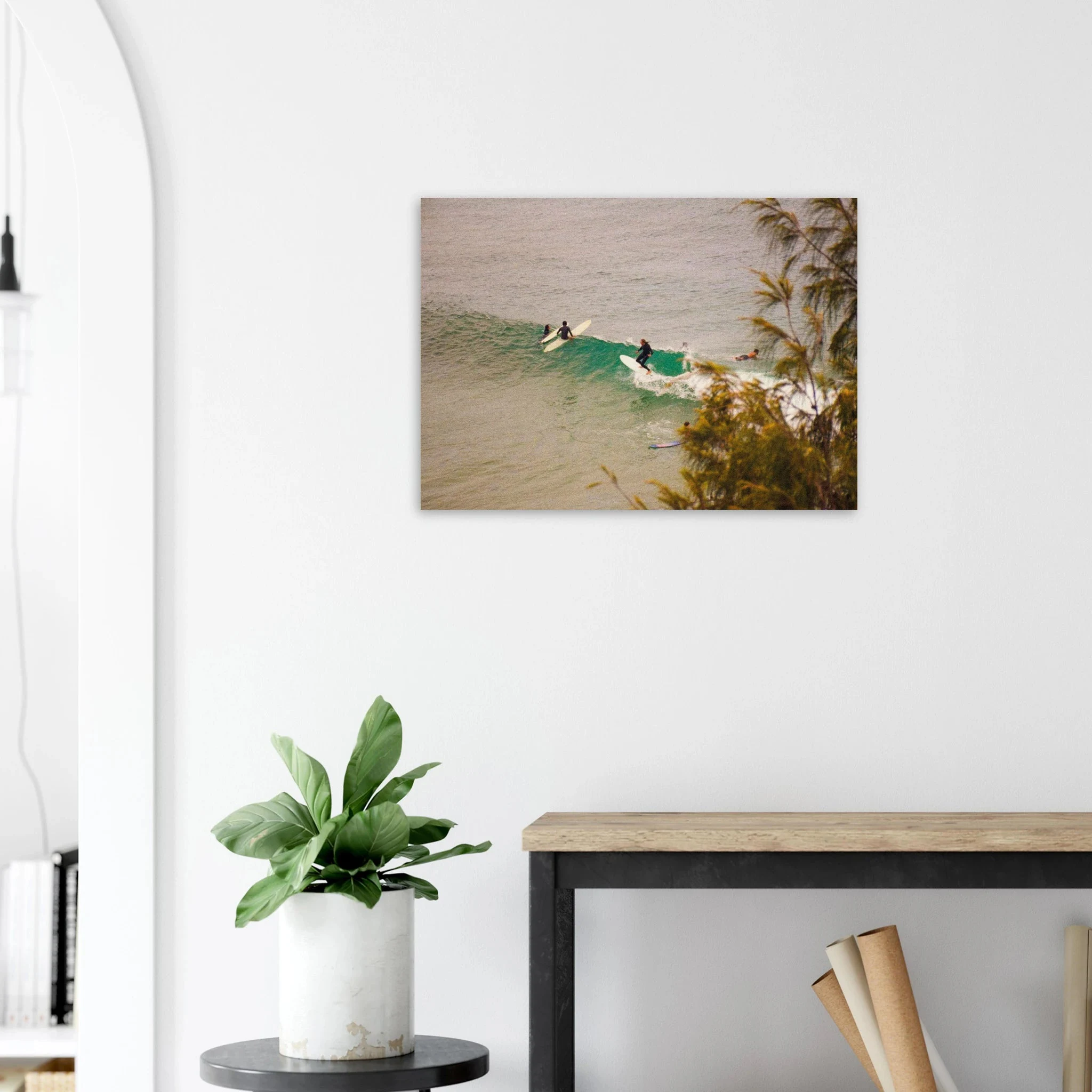 Byron Bay, Australien – Östlichster Punkt Australiens mit langen Pointbreaks und entspanntem Longboard-Flair. Kunstdruck auf Holz.