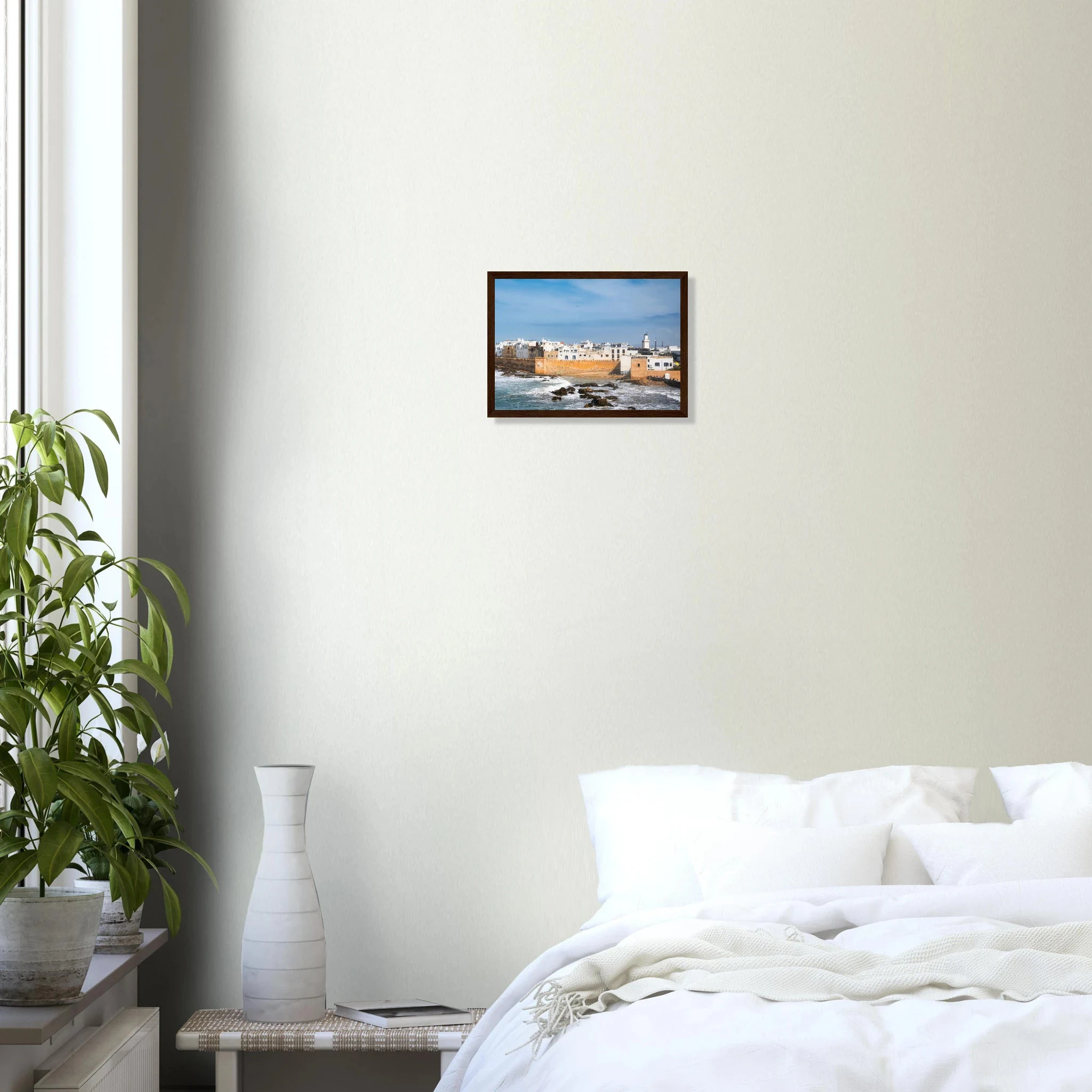 Essaouira, Marokko – Windumtoste Hafenstadt am Atlantik mit Medina-Kulisse und beständigen Wind- und Wellenbedingungen. Poster im Holzrahmen.