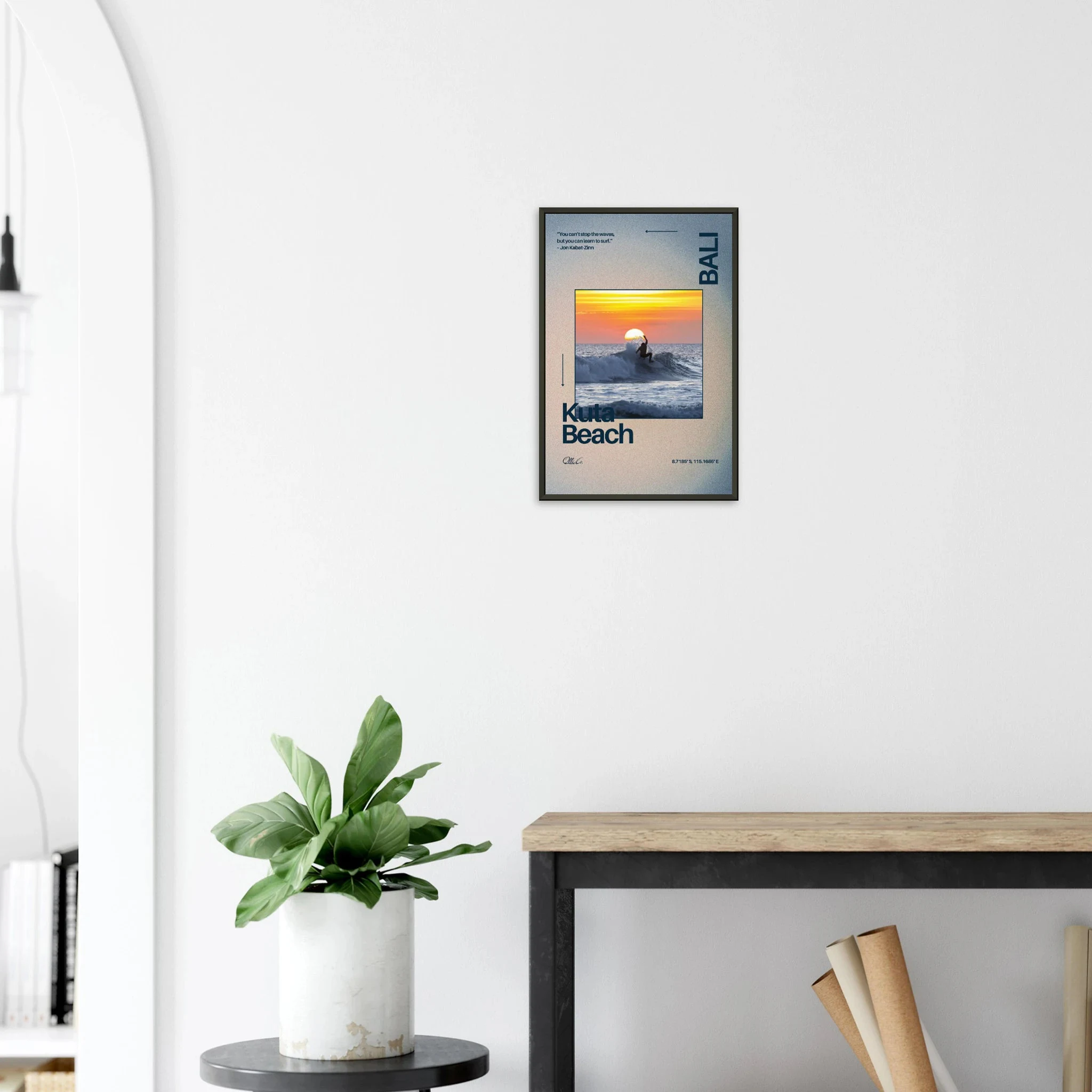 Kuta Beach, Bali (Indonesien) – Belebter Beachbreak im Süden Balis, klassischer Einsteiger-Spot mit weichen Wellen. Poster im Metallrahmen.