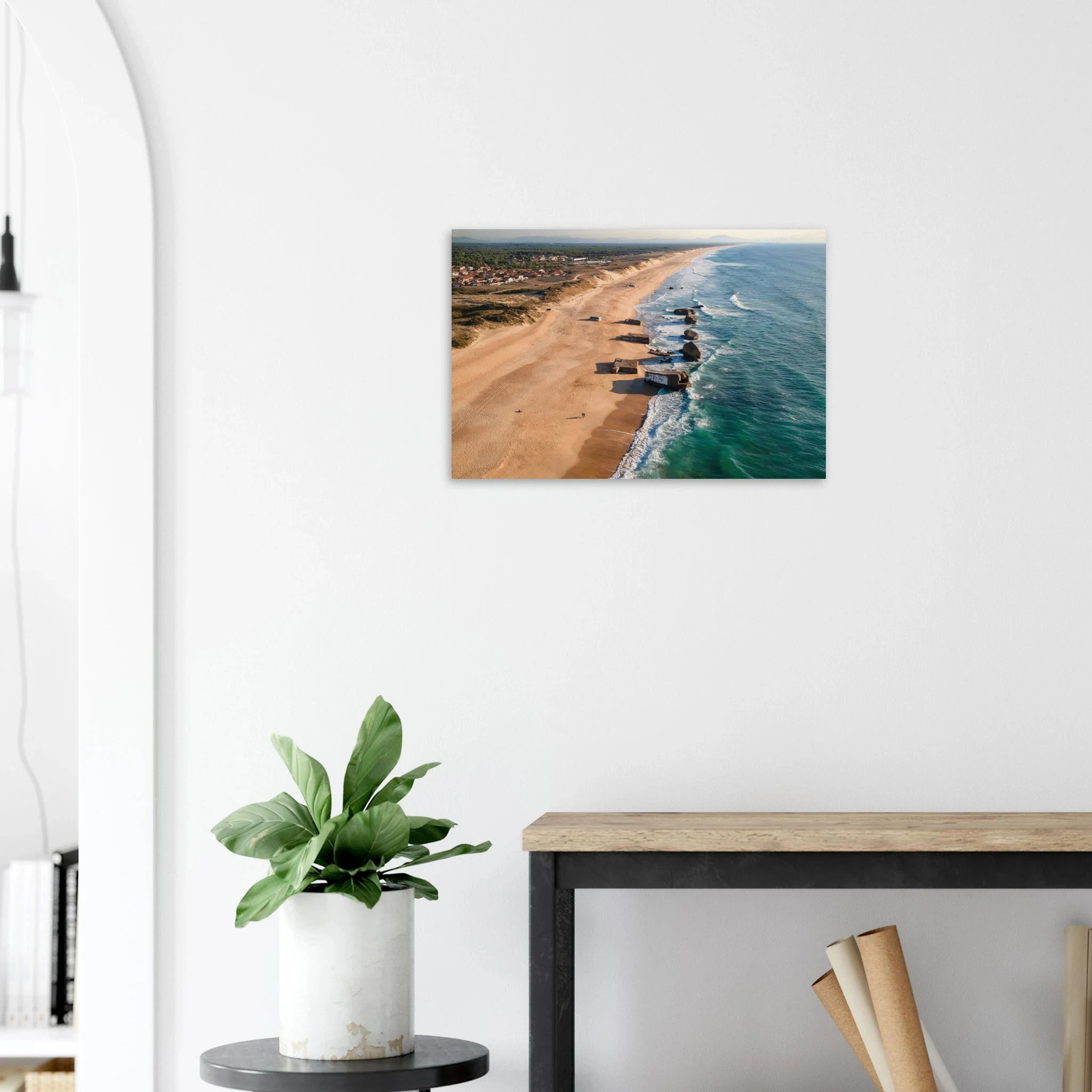 Capbreton, Frankreich – Hafenstadt an der französischen Atlantikküste mit Gouf-Canyon vor der Küste und kräftigen Beachbreaks. Kunstdruck auf Holz.
